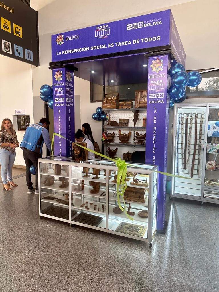 Inauguran stand en el aeropuerto de Viru Viru para vender productos elaborados por privados de libertad