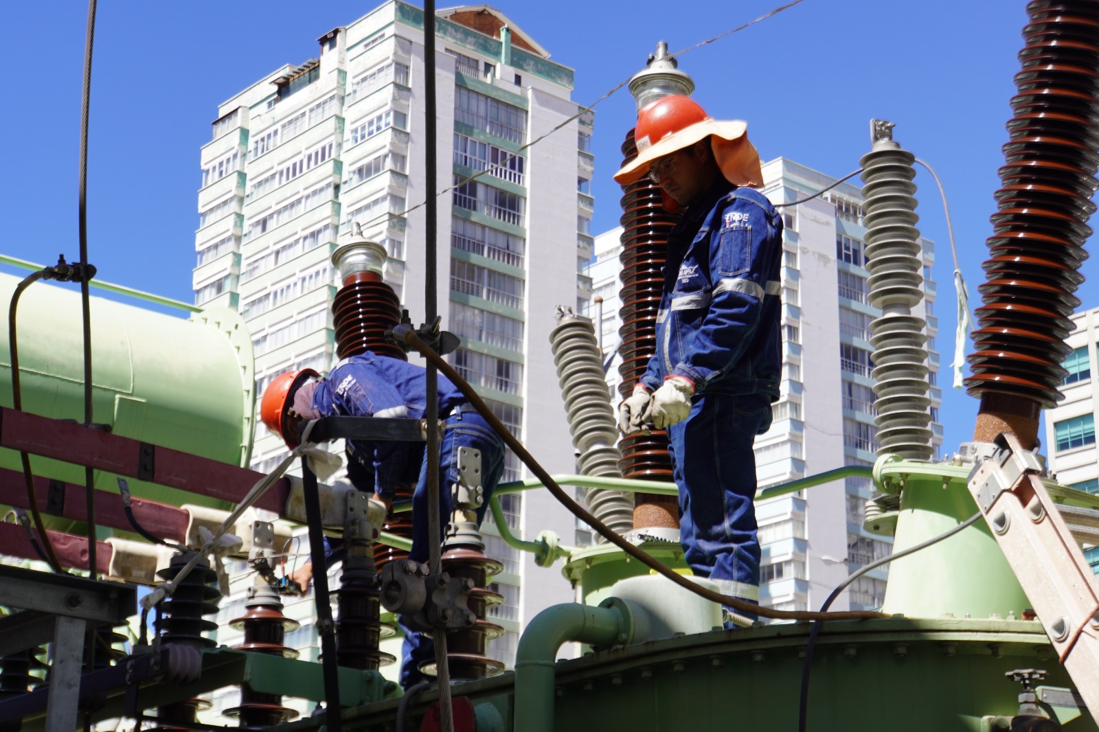 El trabajo realizado en la subestación Arce. Foto: ENDE.
