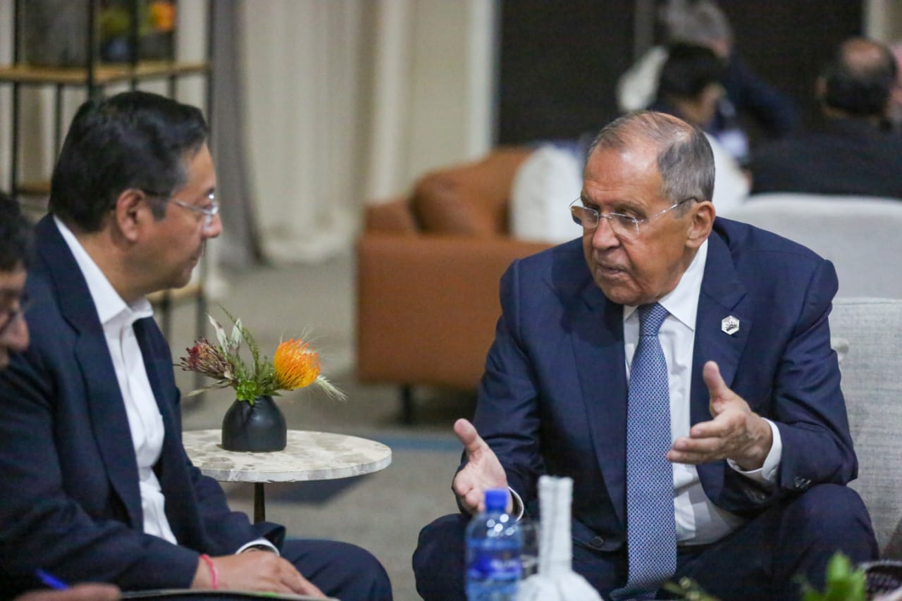 El presidente Luis Arce en reunión con el ministro de Asuntos Exteriores de Rusia, Serguéi Lavrov, en Johannesburgo, Sudáfrica. Foto: @LuchoXBolivia.