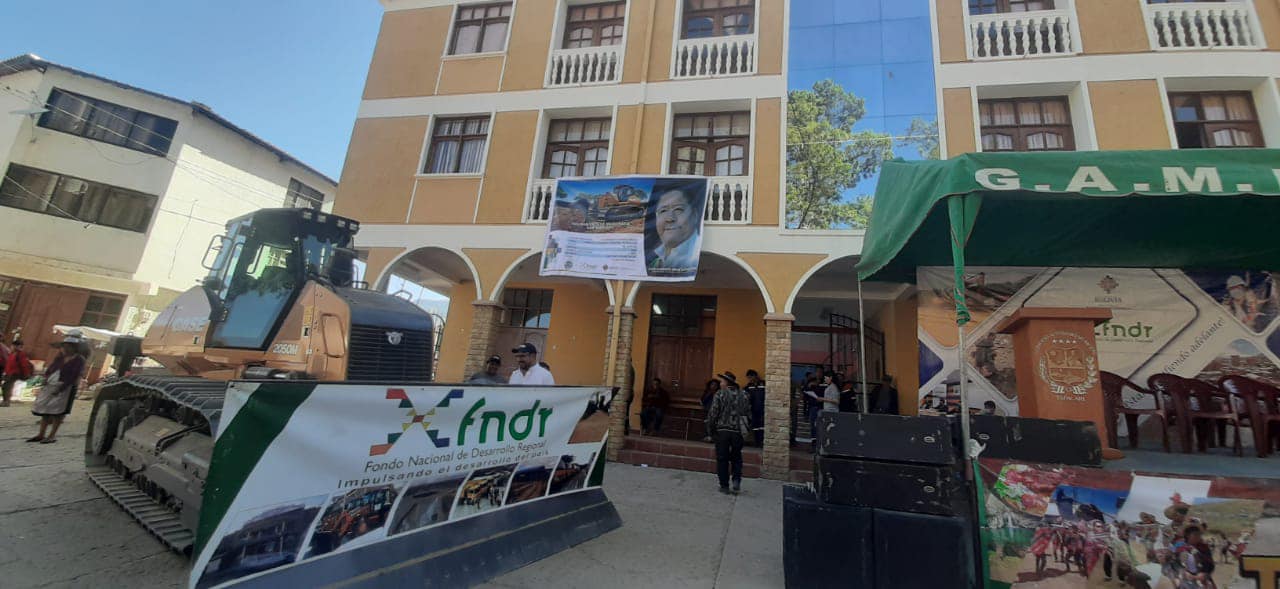 FNDR financia compra de tractor a orugas para obras viales en el municipio de Tapacarí