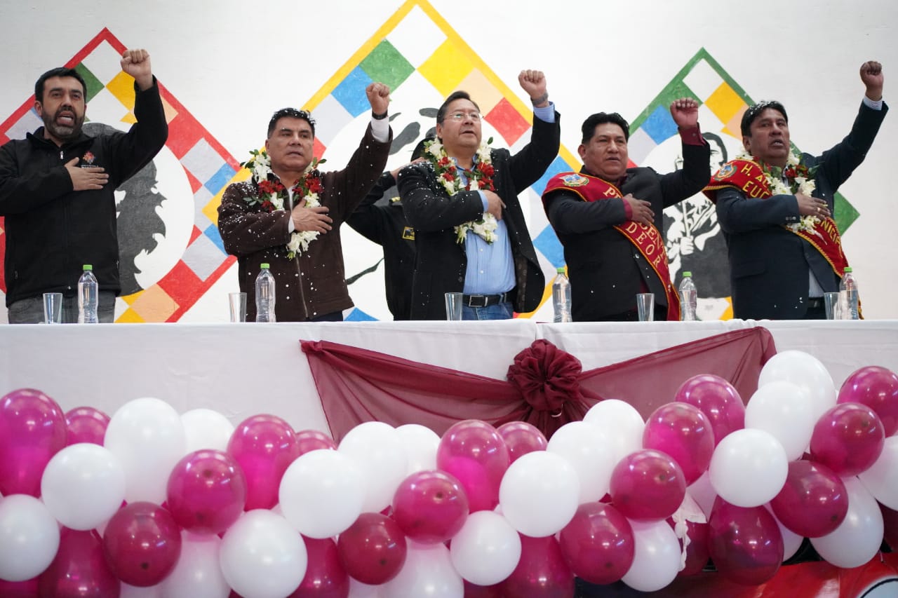 Presidente destaca la ejecución de puentes, tinglados en unidades educativas y enlosetado de calles en Oruro