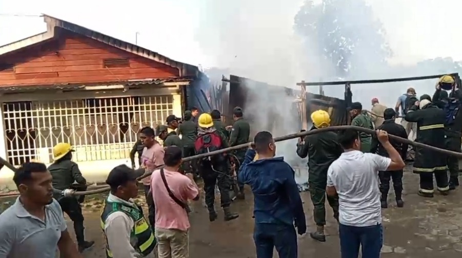 Bomberos controlan incendio estructural que consumió tres viviendas en Cobija
