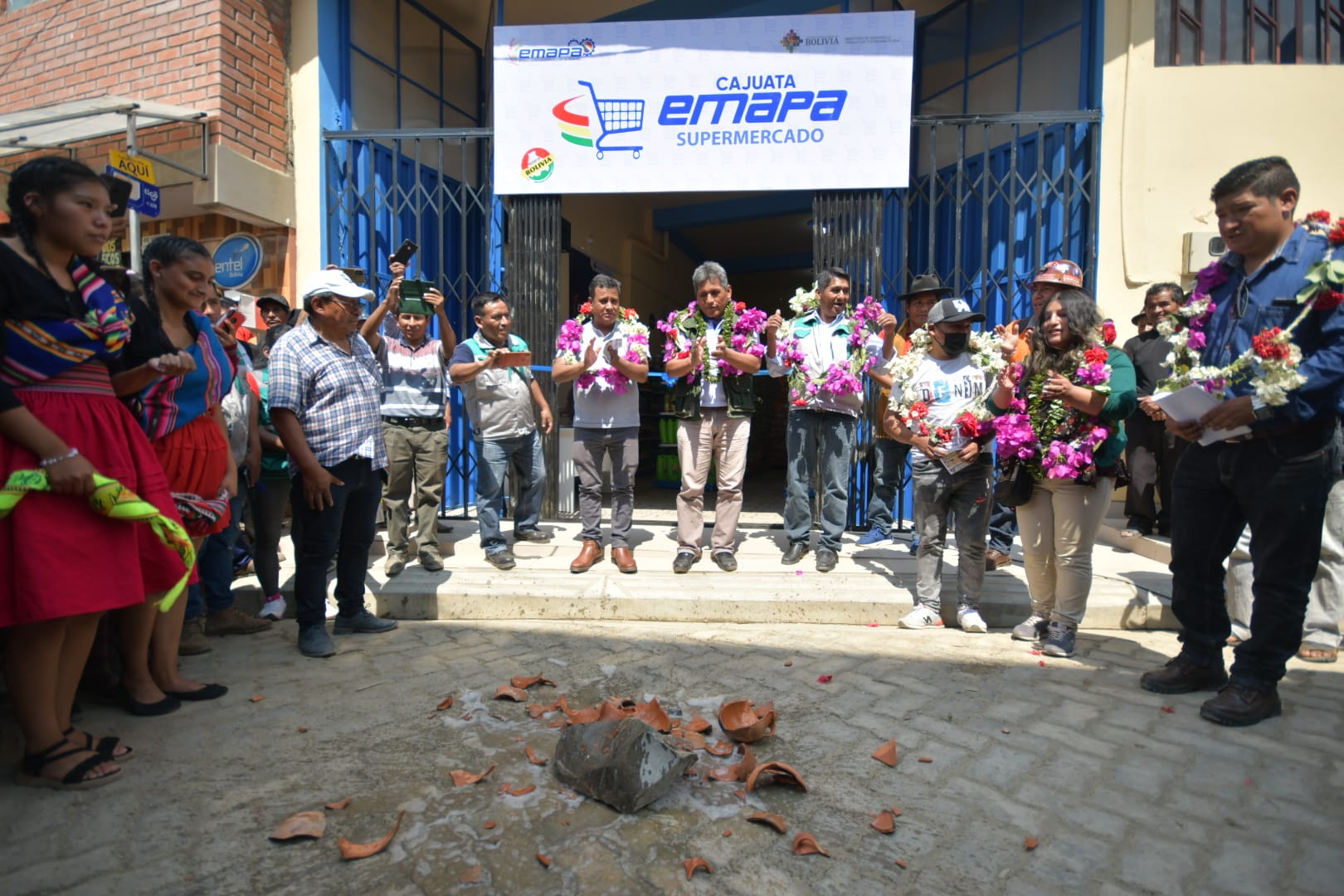 Cajuata y Betanzos estrenan supermercados Emapa con productos a precio y peso justo