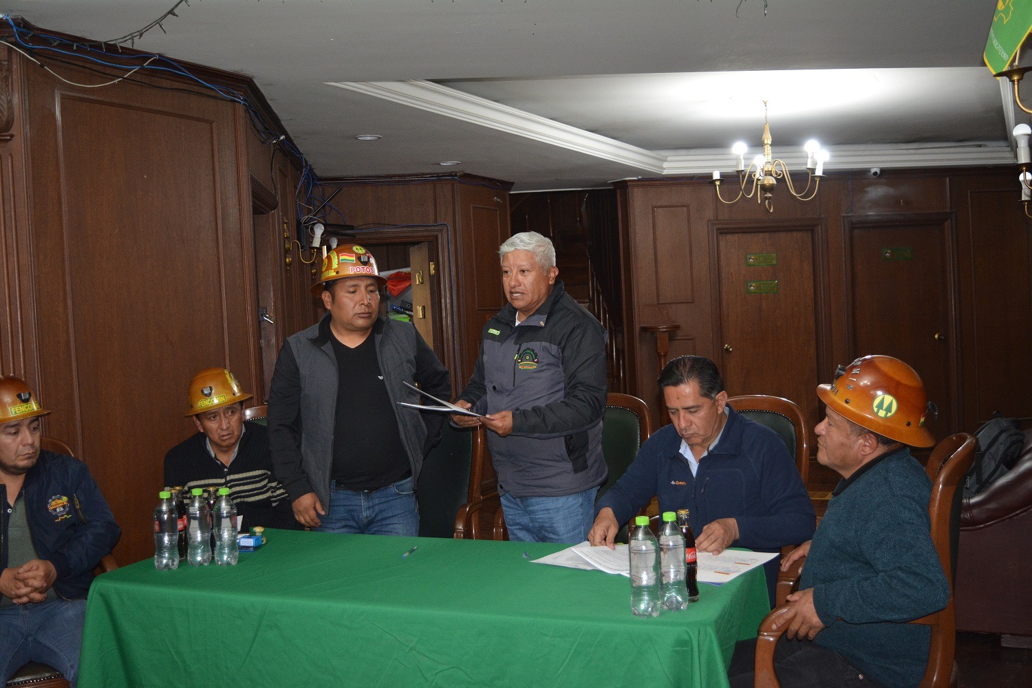 Comibol y Cooperativa Minera Esperanza de Potosí firman contrato que viabiliza operaciones