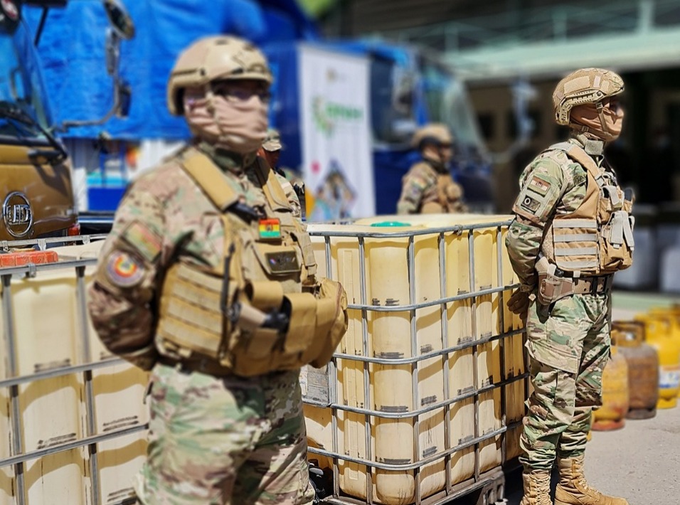 Militares evitan el desvío ilegal de 300 litros de gasolina en la carretera Tiquina - Copacabana