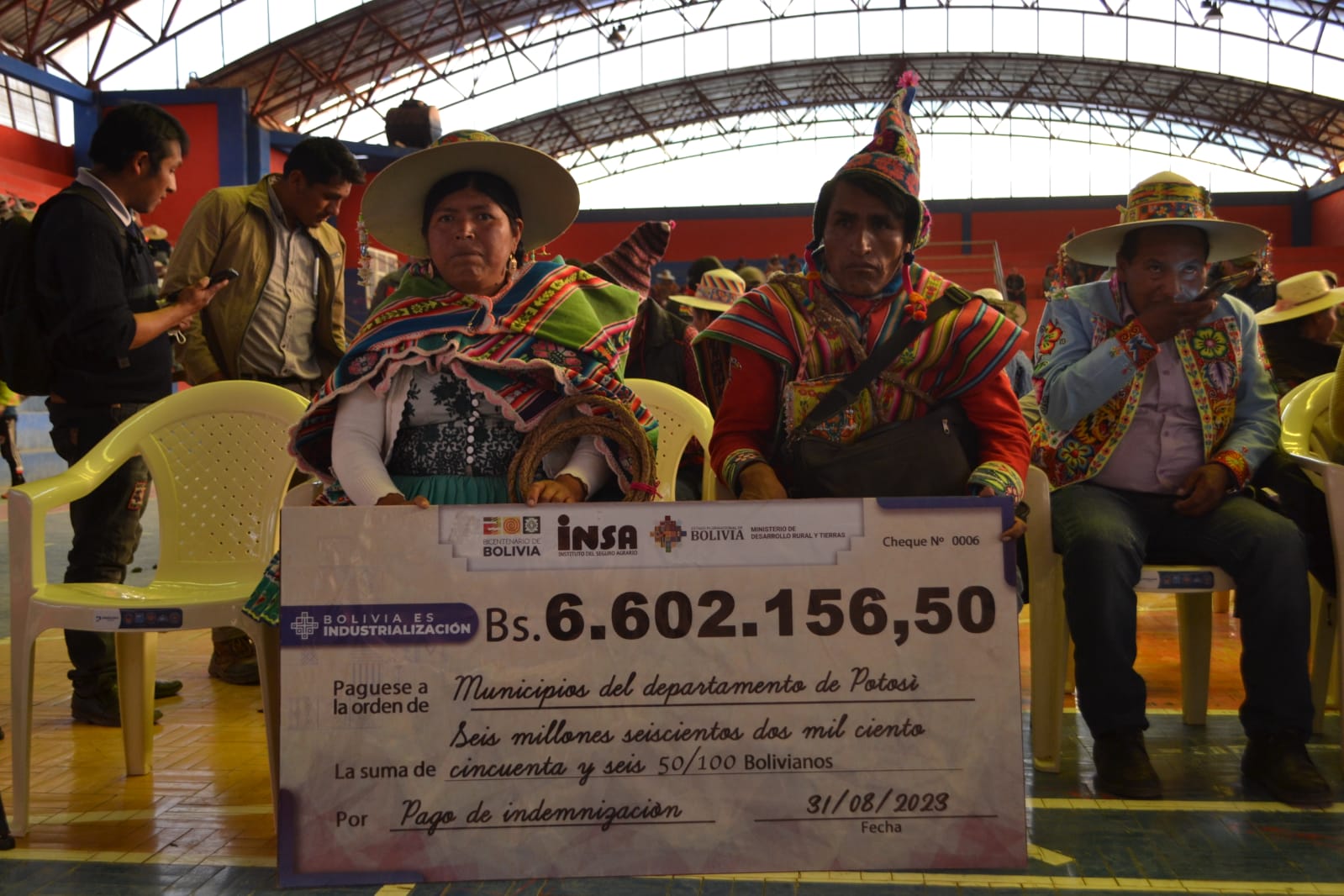 Desarrollo Rural indemniza con Bs 6,6 millones y entrega urea a agricultores de Potosí