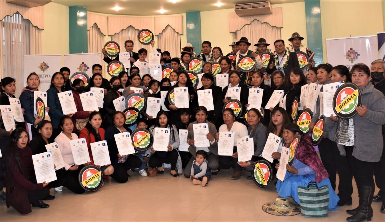 Educación y Desarrollo Productivo certifican a 133 tejedores y confeccionistas de ropa deportiva