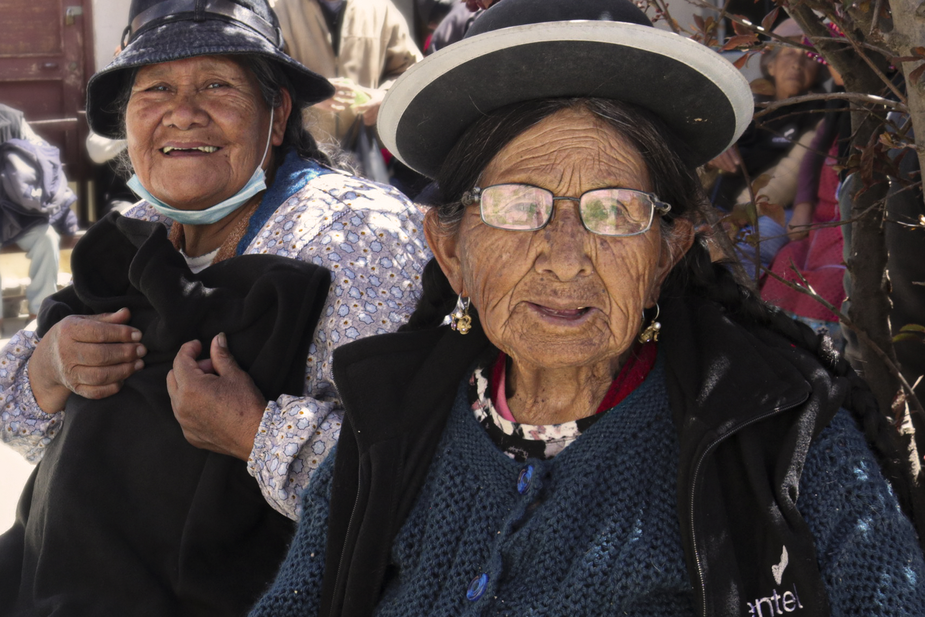 “Voluntarios Entel” entregan donativos para adultos mayores en localidades rurales 