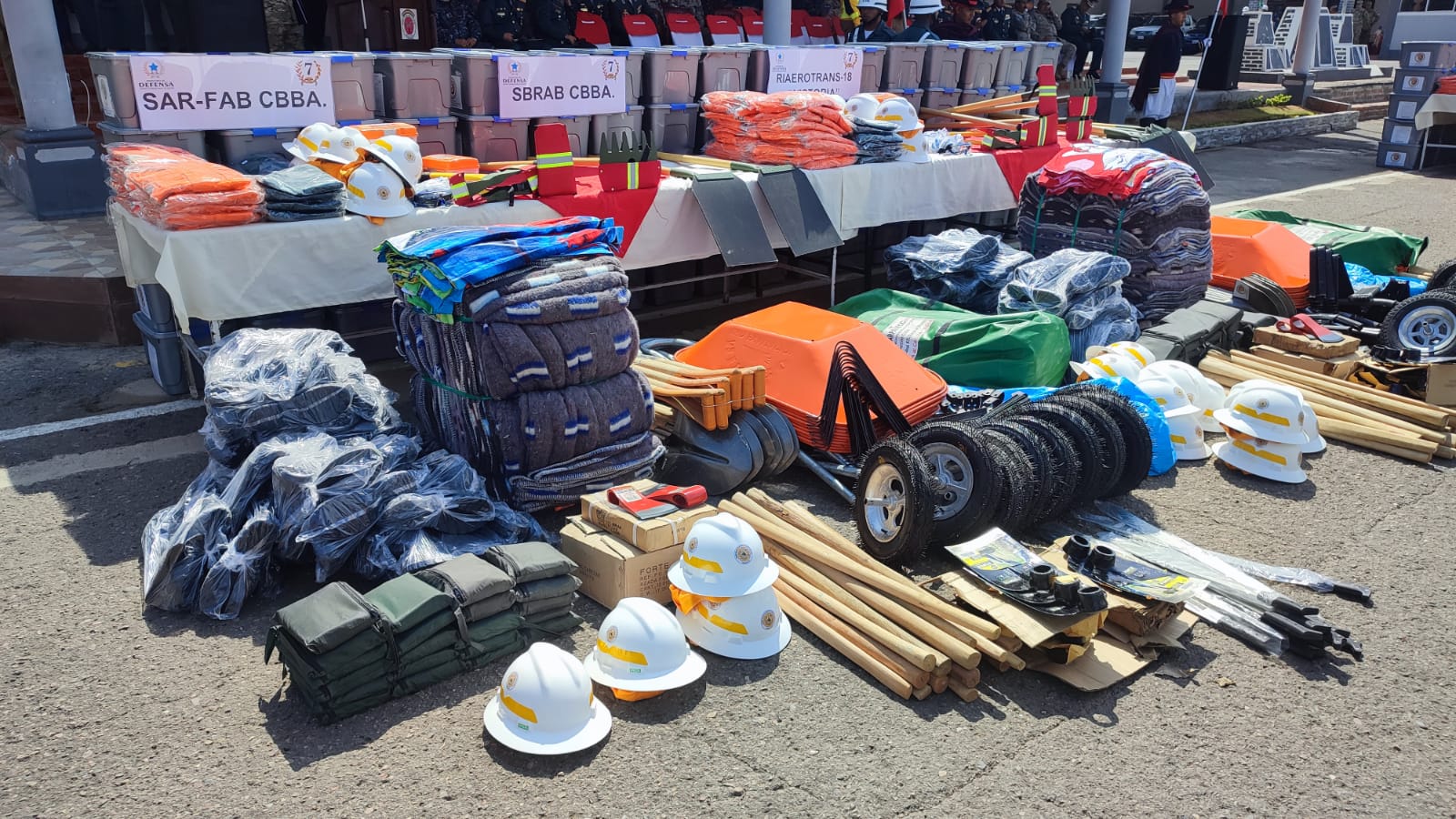 Defensa entrega equipamiento a unidades militares que atienden eventos adversos en Cochabamba