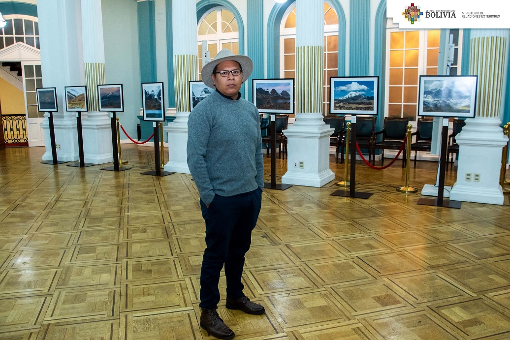 Cancillería destaca la riqueza cultural boliviana con la muestra fotográfica “El alma de la montaña”