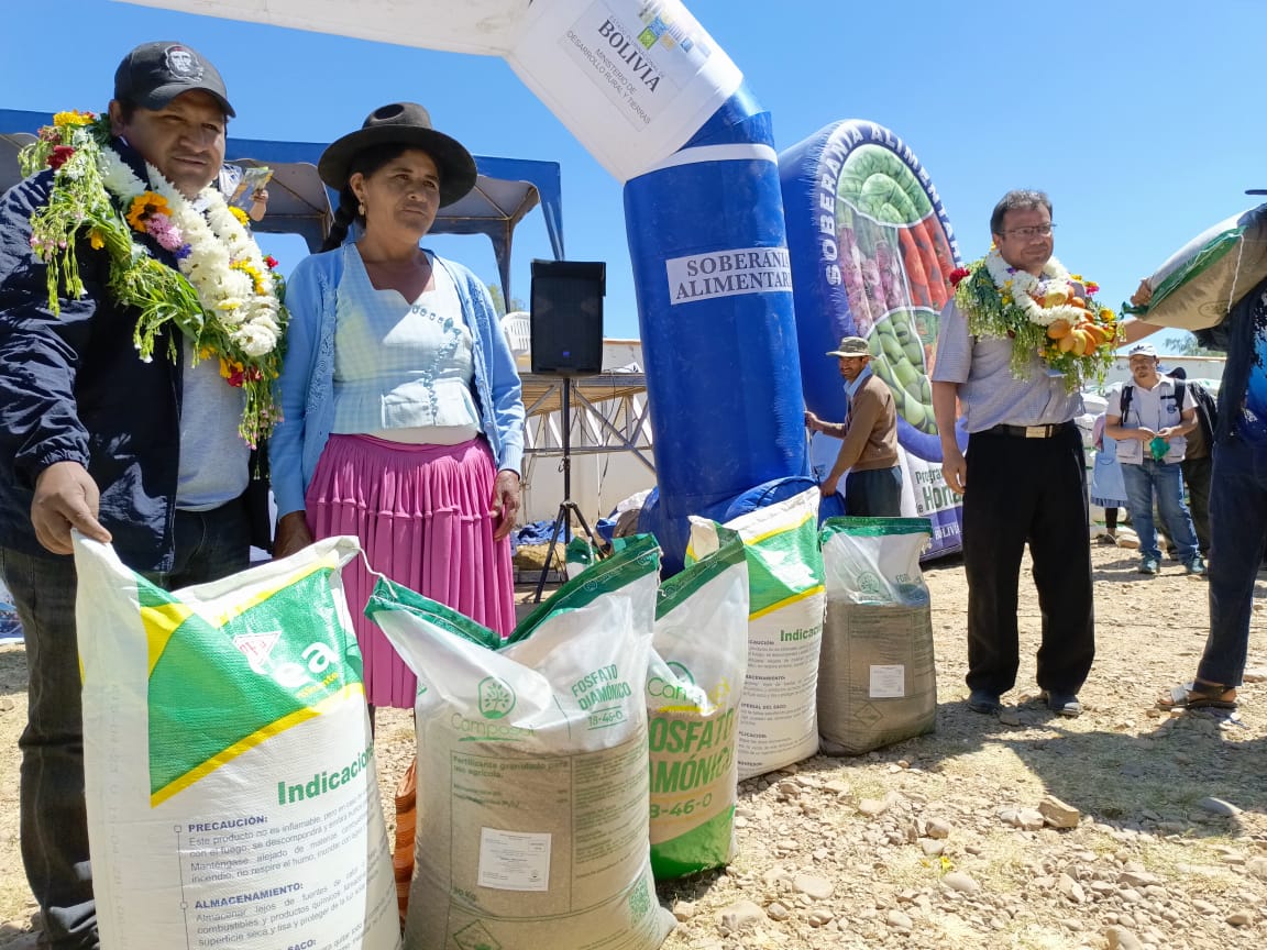 Entregan fertilizantes para incrementar rendimientos del cultivo de cebolla en 24 comunidades de Aiquile
