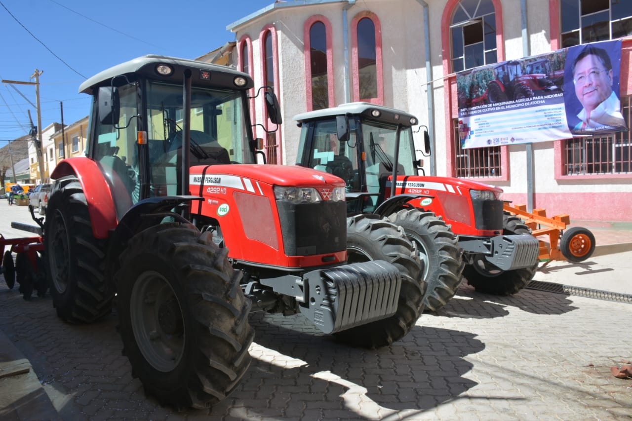 Entregan maquinaria agrícola y semillas para incrementar los rendimientos de los cultivos de quinua en Potosí