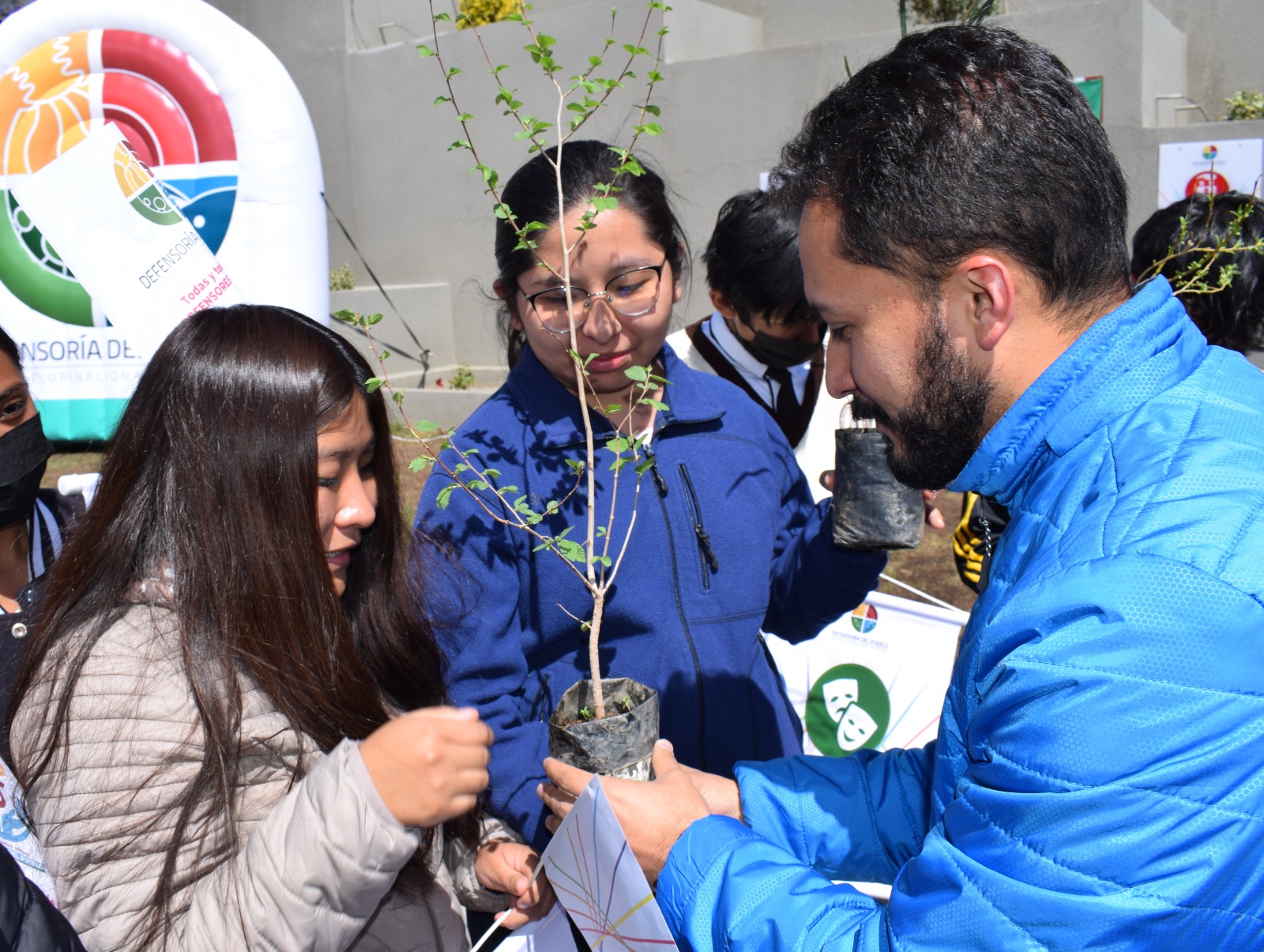 Mi Teleférico siembra plantines como símbolo en defensa de los derechos humanos y de la Madre Tierra
