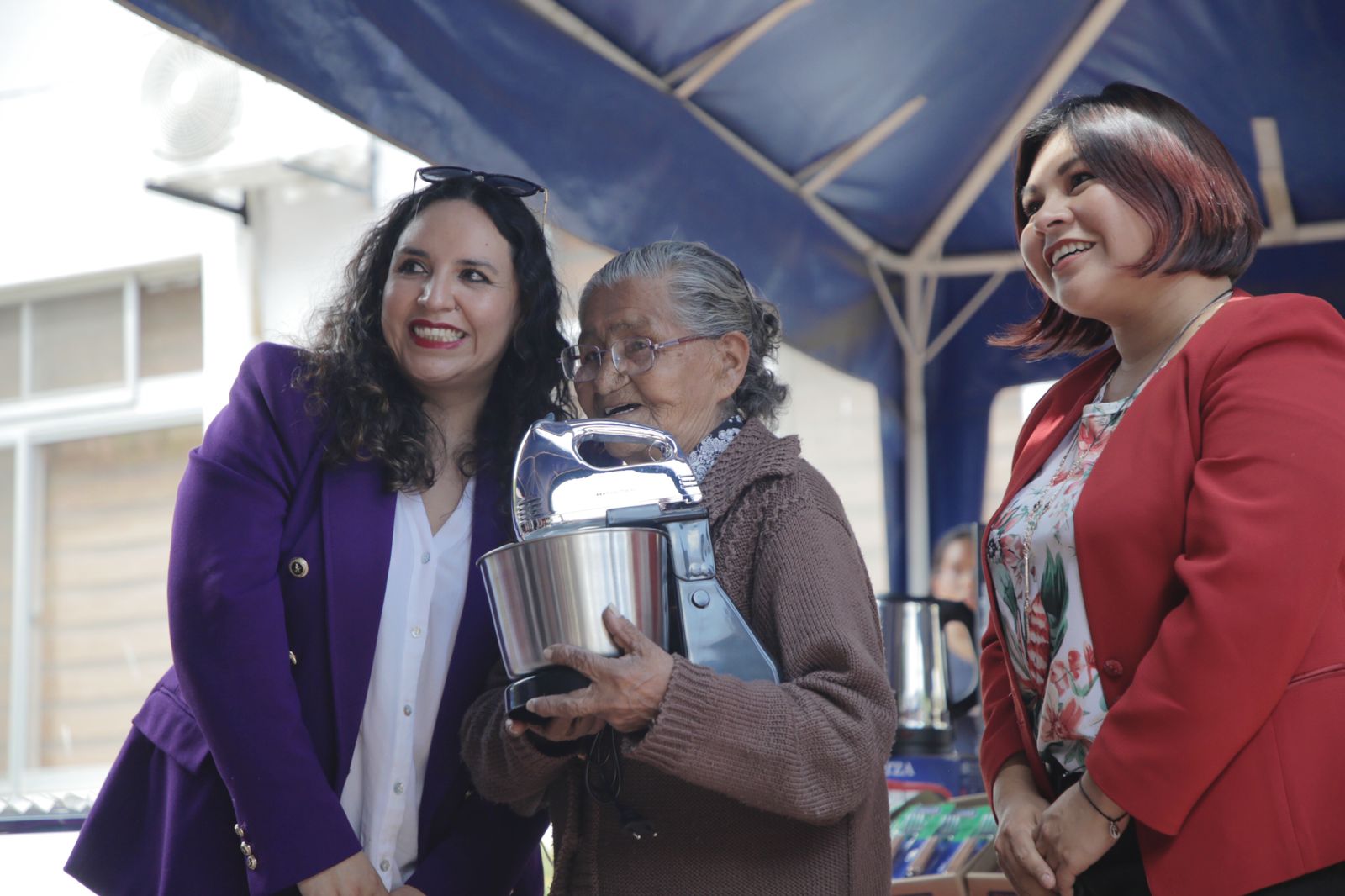 Tres familias de Cochabamba reciben ayuda y una oportunidad de independencia y vida