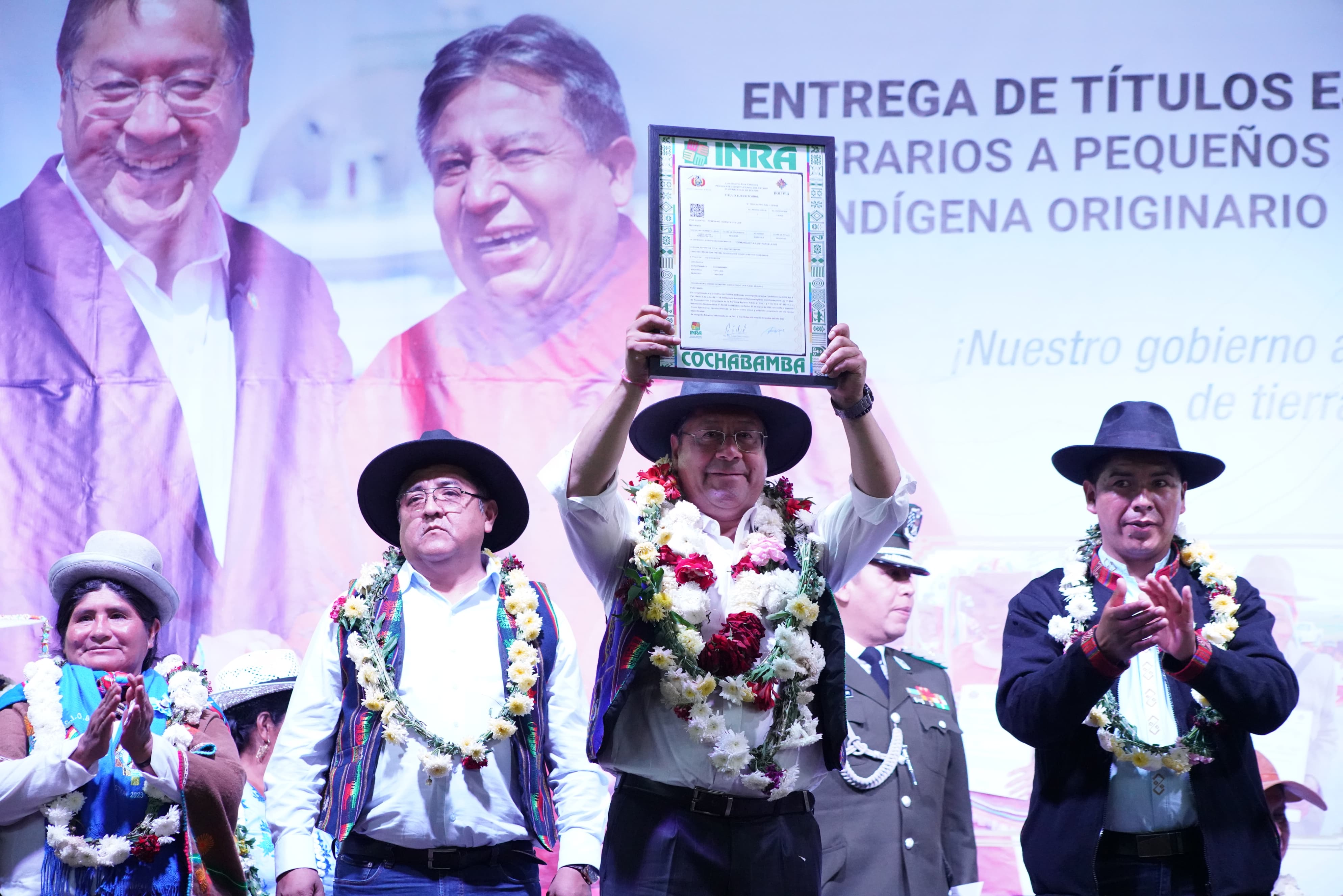En Cochabamba entregan títulos de propiedad de 17.020 hectáreas de tierra, 5.900 beneficiarios