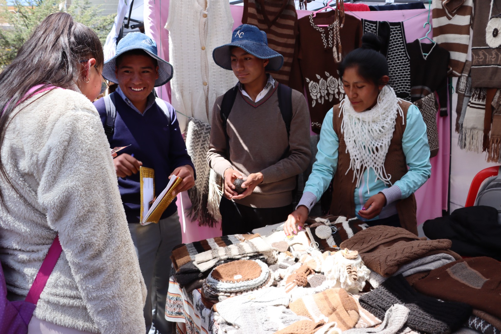 Potosí: 20 asociaciones ofertan gastronomía, textiles y artesanía en la feria de productos de camélidos
