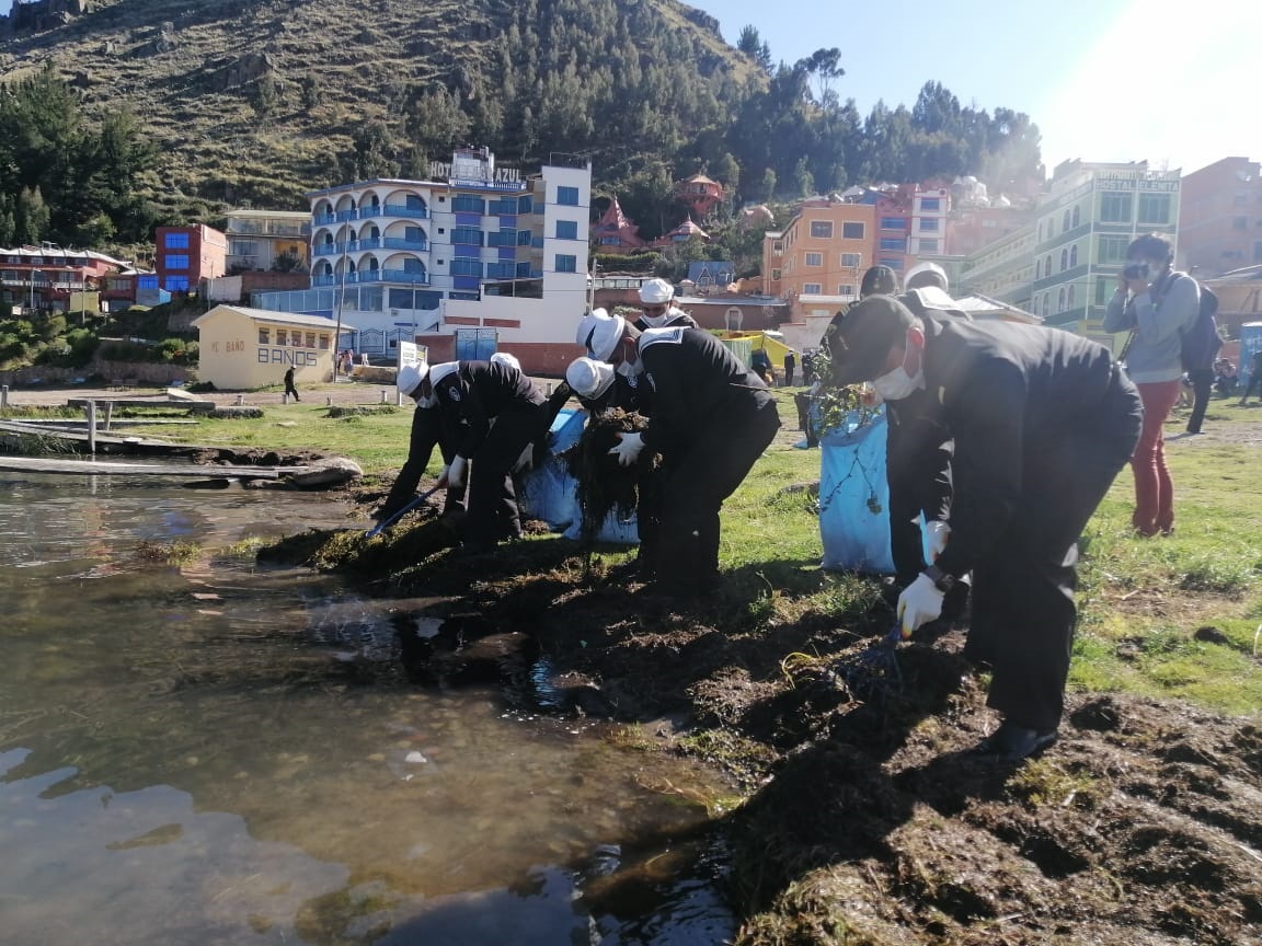 Defensa y la Armada activan plan de limpieza de playas en todo el país