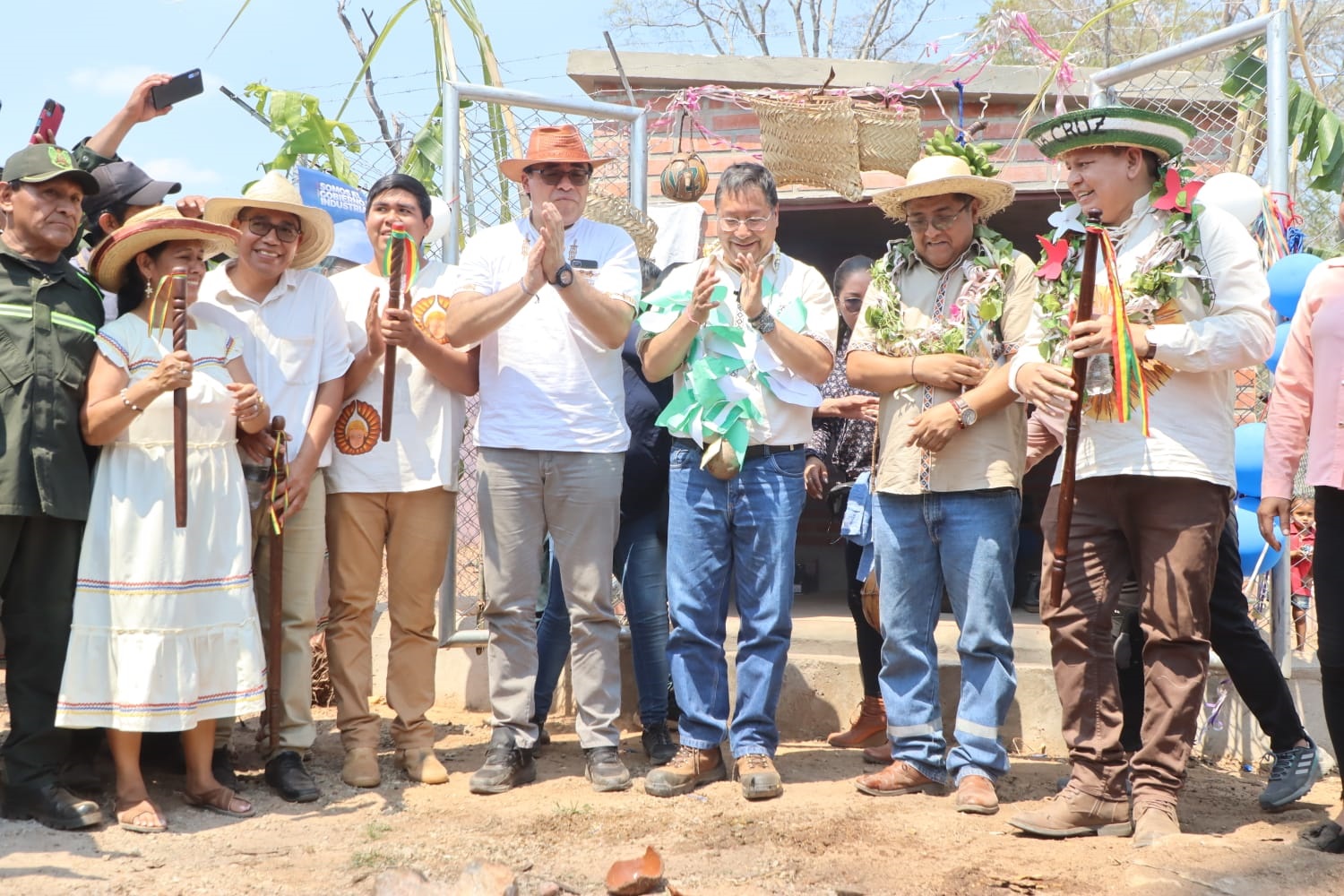 Comunidades cruceñas se benefician con cuatro sistemas de agua y una radio base