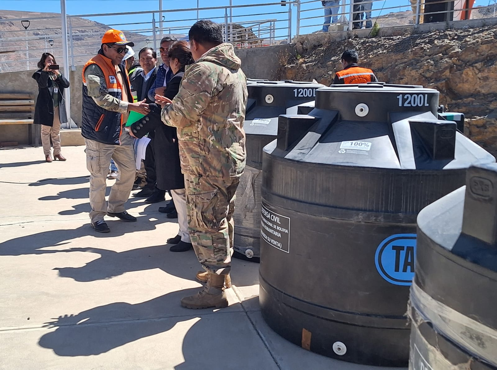 Gobierno entrega en Potosí cisternas y tanques de almacenamiento de agua por la sequía