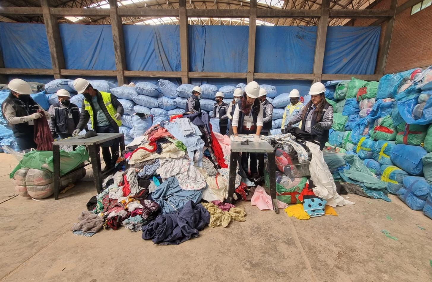 Aduana inutiliza 47 toneladas de ropa usada en Oruro y dispone su Subasta Ecológica