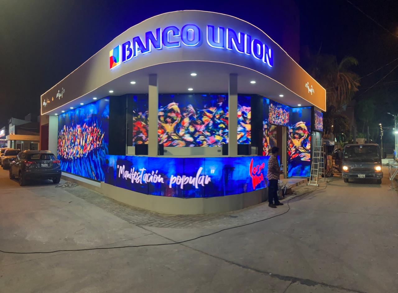 Banco Unión celebra el aniversario de Santa Cruz en la Expocruz en un stand con “murales vivos” de Lorgio Vaca