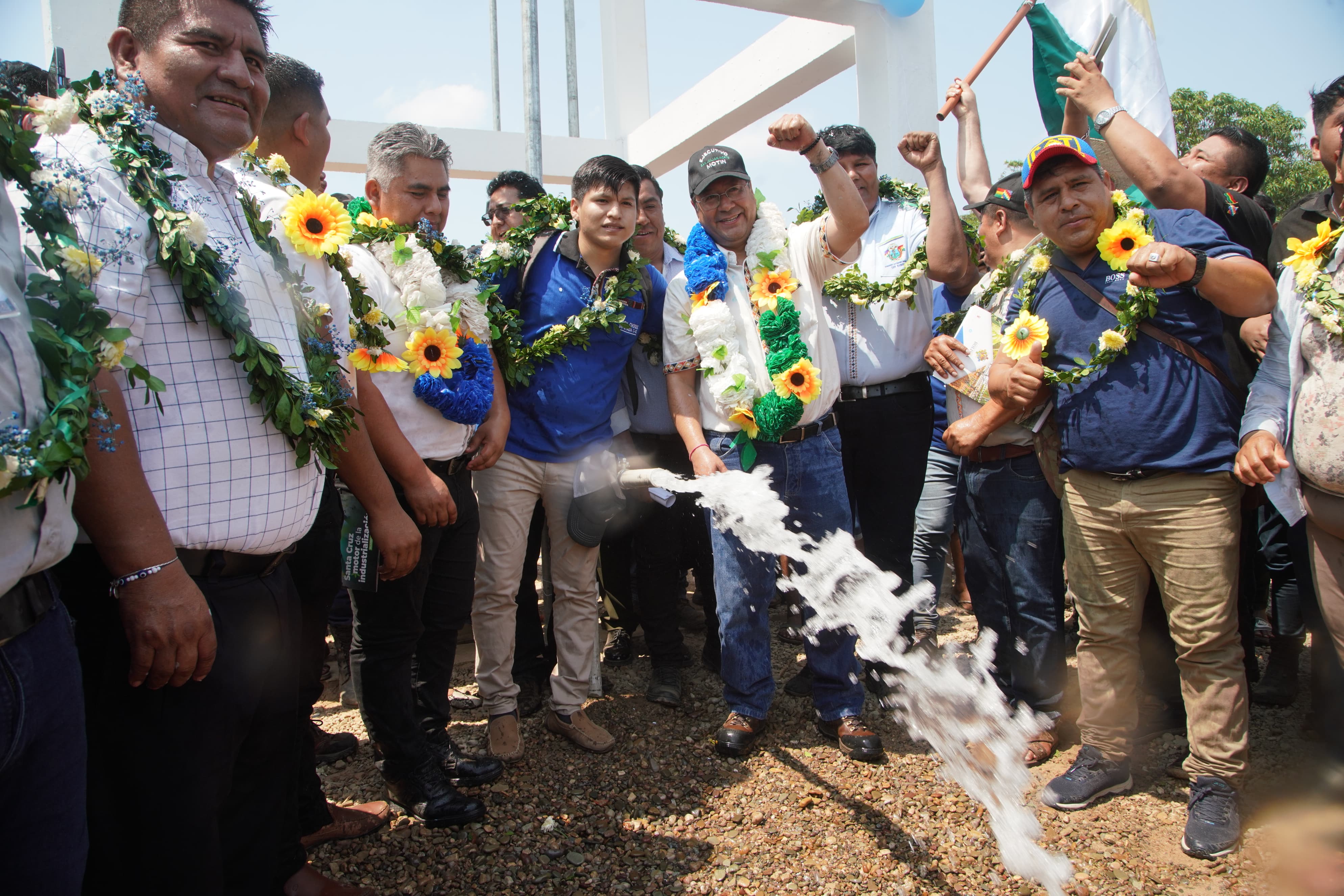 Pobladores de San Julián se benefician con 50 viviendas, pozos de agua y estaciones de Radio Base
