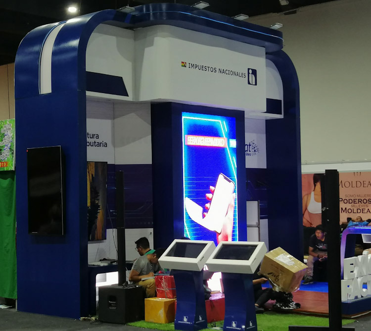 Impuestos brinda “Asistencia en Línea (AL)” en su stand en la Expocruz 2023 