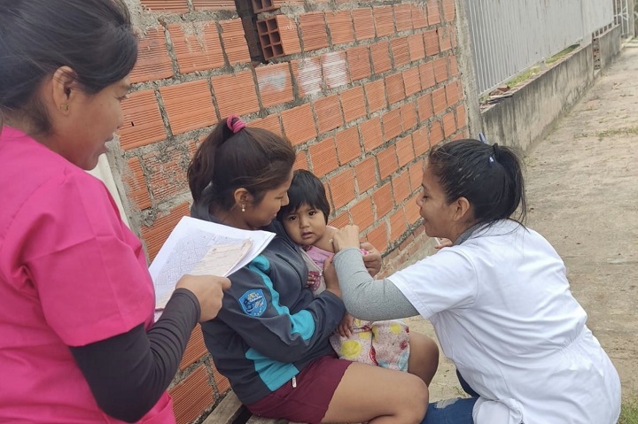 Brigadas de Salud realizan barrido por la capital cruceña para detectar pacientes con coqueluche