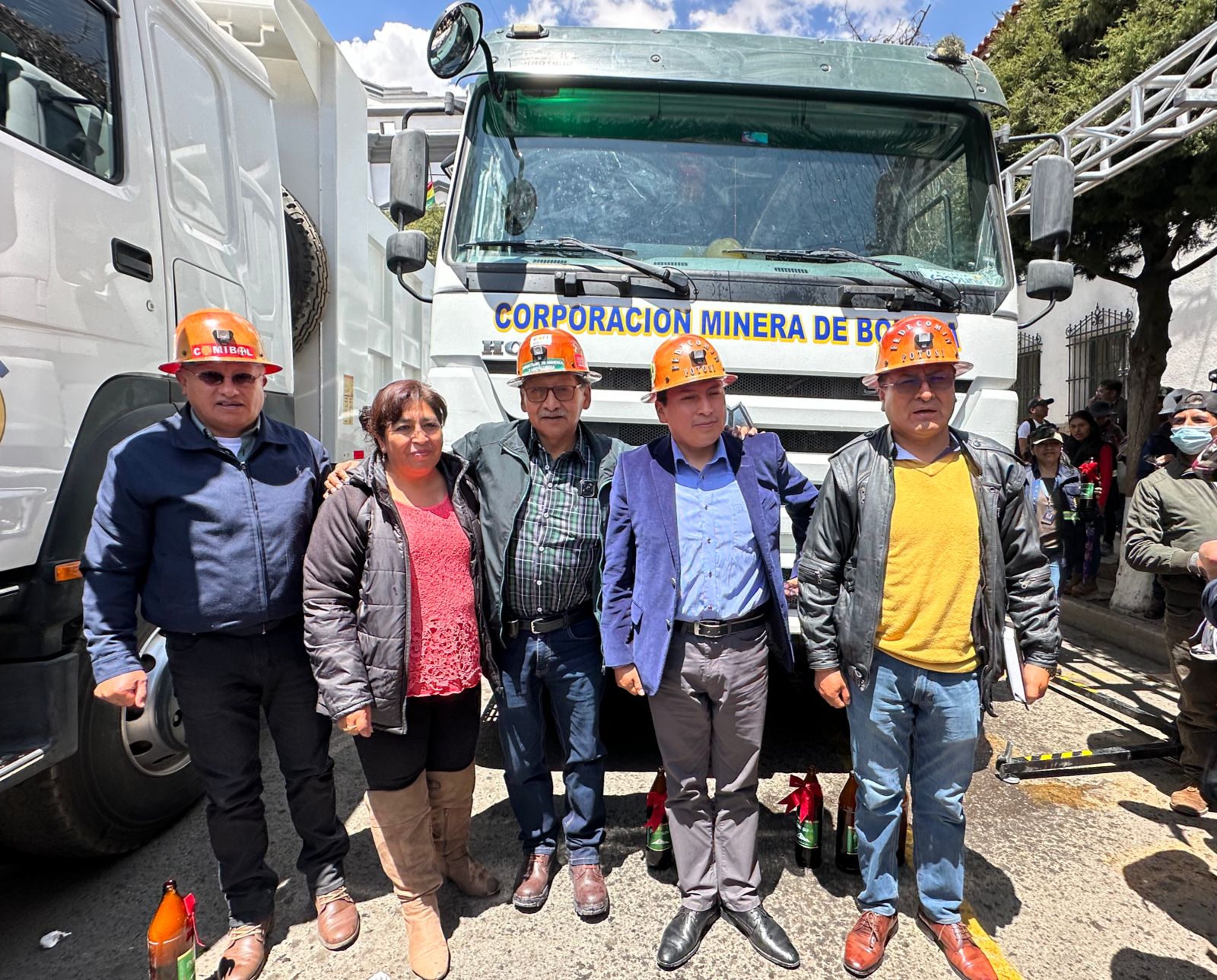 Minería entrega volquetas y maquinaria para la conservación del Cerro Rico