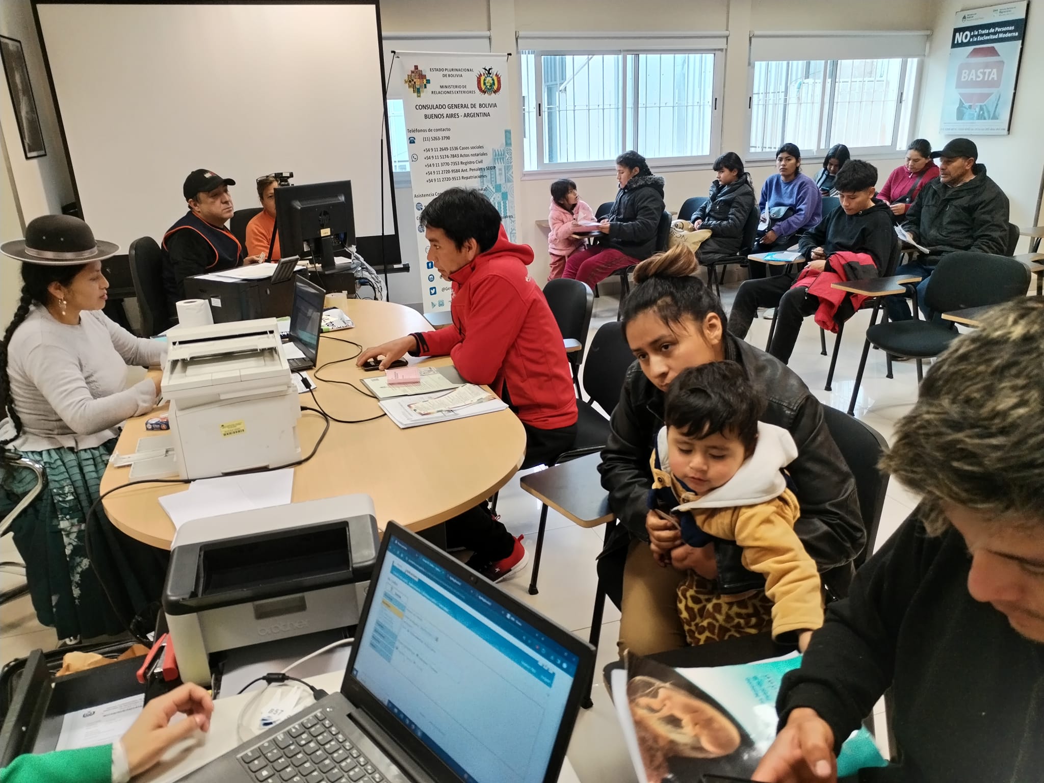 Brigada emite cédulas de identidad y certificados a bolivianos que residen en Argentina 