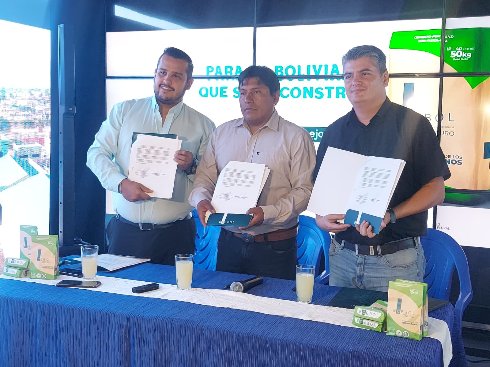 Ecebol y constructora Urubo sellan acuerdo para venta de cemento por Bs 100 millones