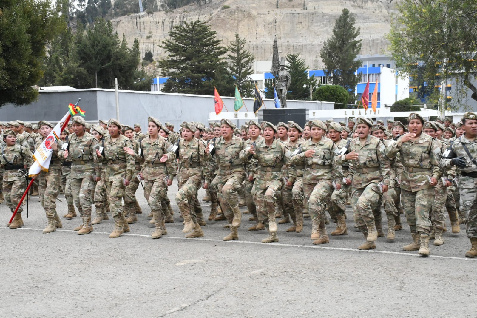 En Bolivia más de 20.600 premilitares cumplen su formación y logran su libreta militar