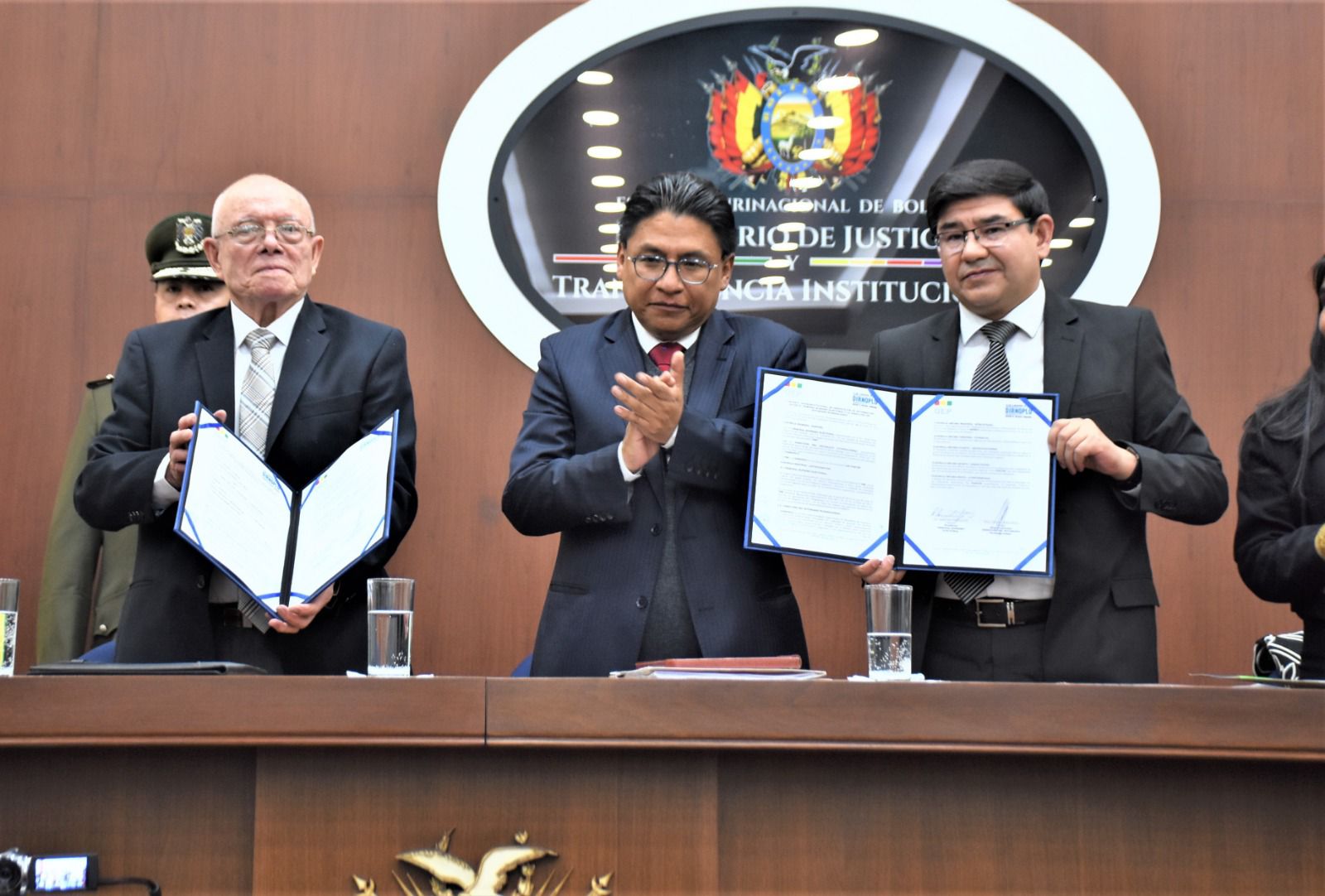 Justicia y TSE firman acuerdo para que notarios accedan a datos del Serecí