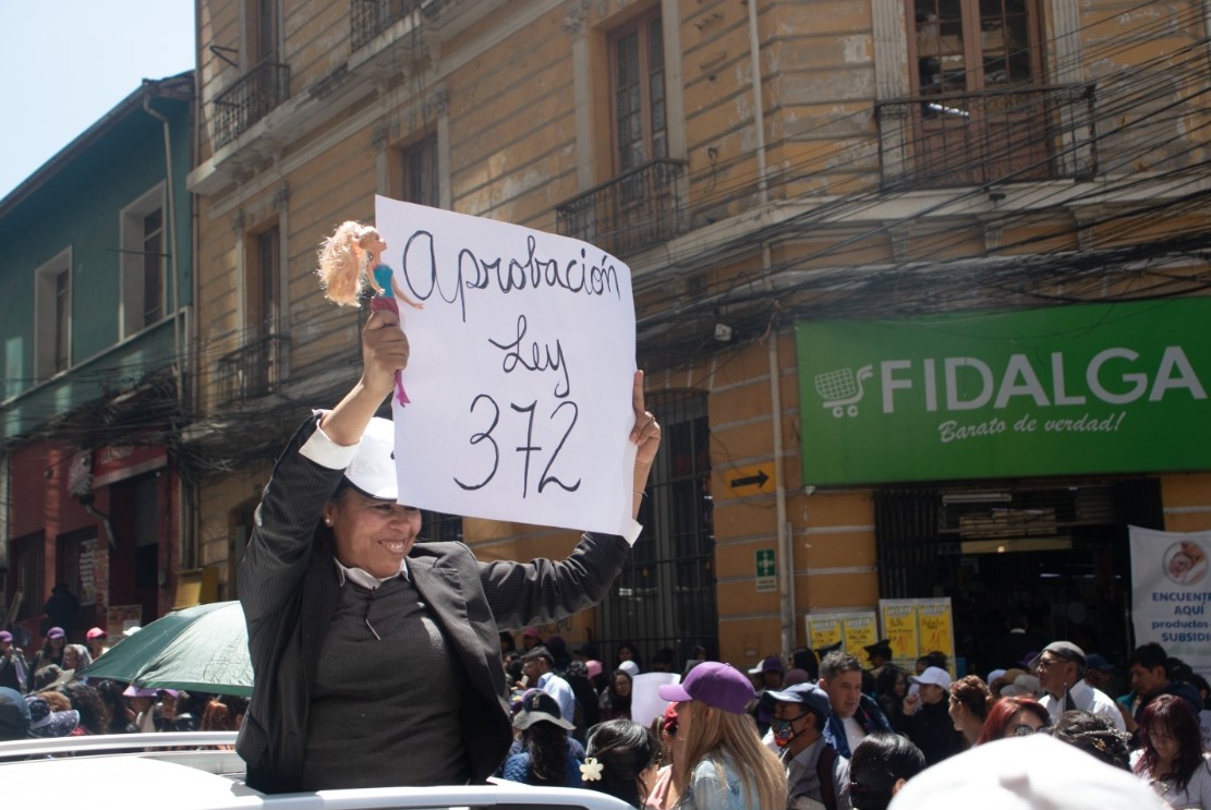 Mujeres marchan en el centro paceño en demanda a la aprobación del proyecto de Ley 372