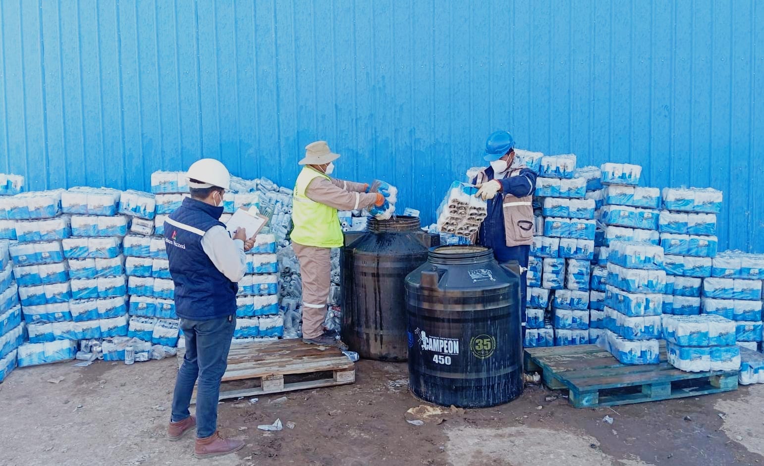 Aduana destruye más de 13 toneladas de bebidas alcohólicas ilegales en Chuquisaca