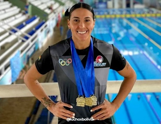 Presidente felicita a la nadadora María José Ribera por lograr tres preseas de oro en torneo internacional