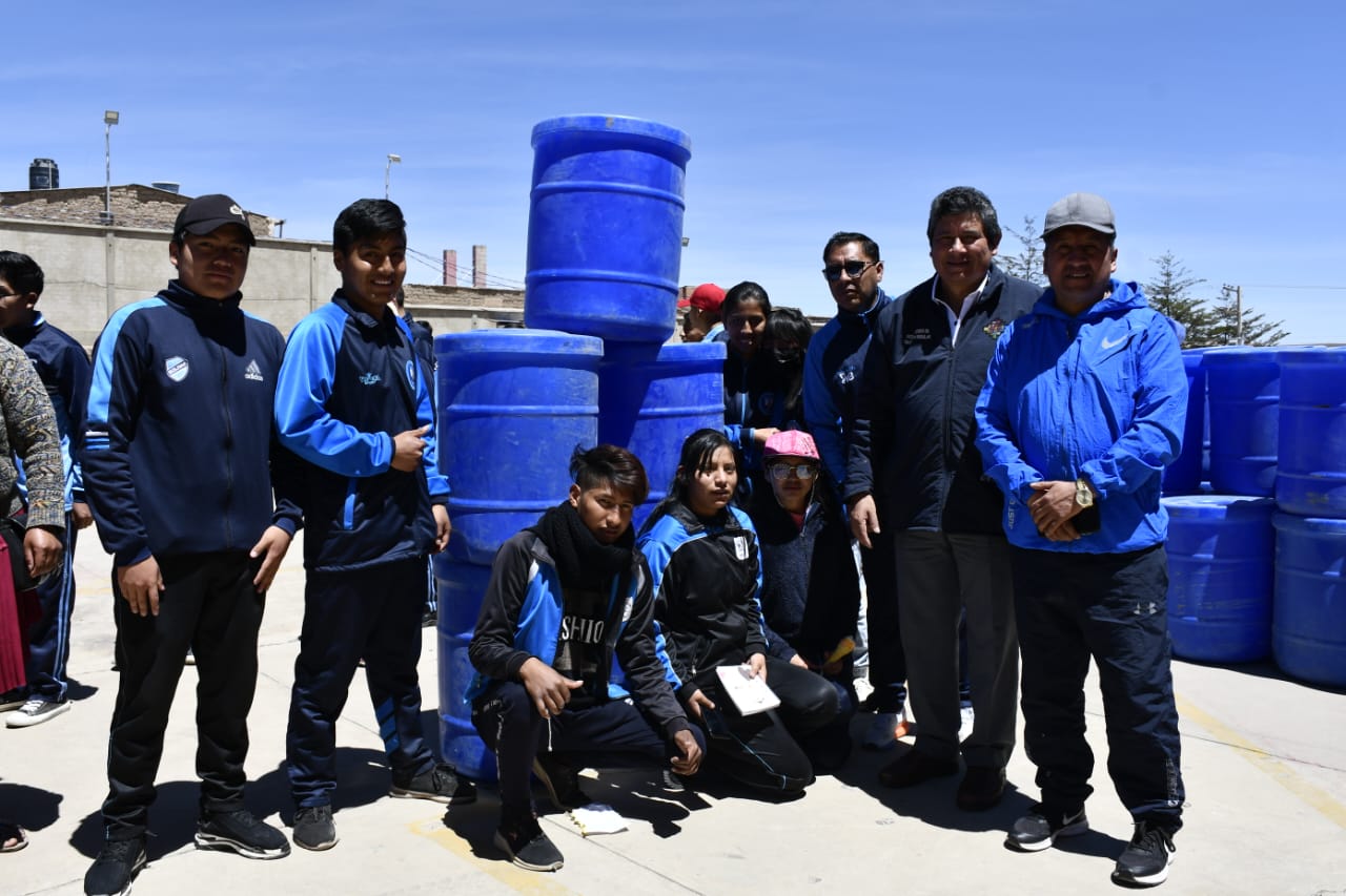 Educación entrega 180 tanques de agua para unidades educativas en Potosí