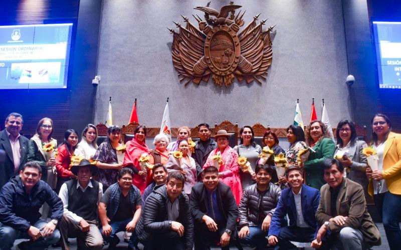 Senado aprueba proyecto de ley que destaca el legado cultural de la mujer de pollera boliviana