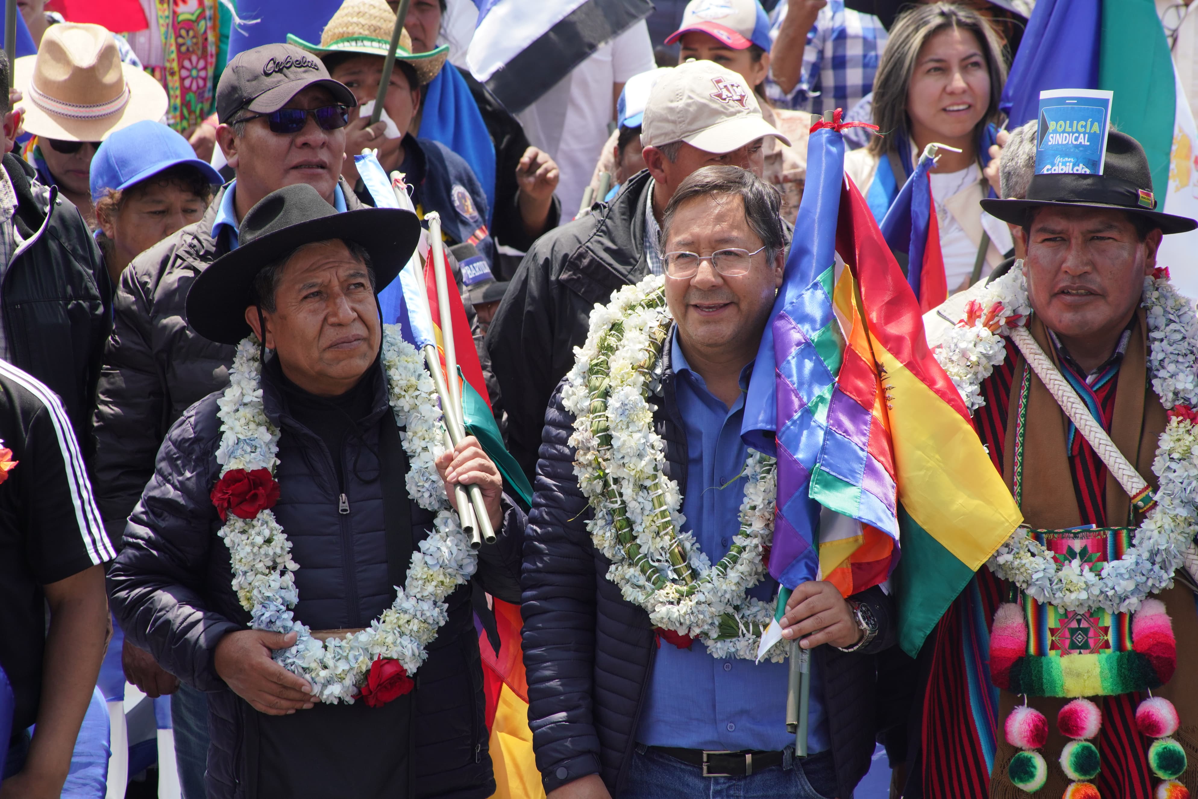 Organizaciones sociales reciben con alegría y aplausos a Arce y Choquehuanca en el Cabildo del Pueblo