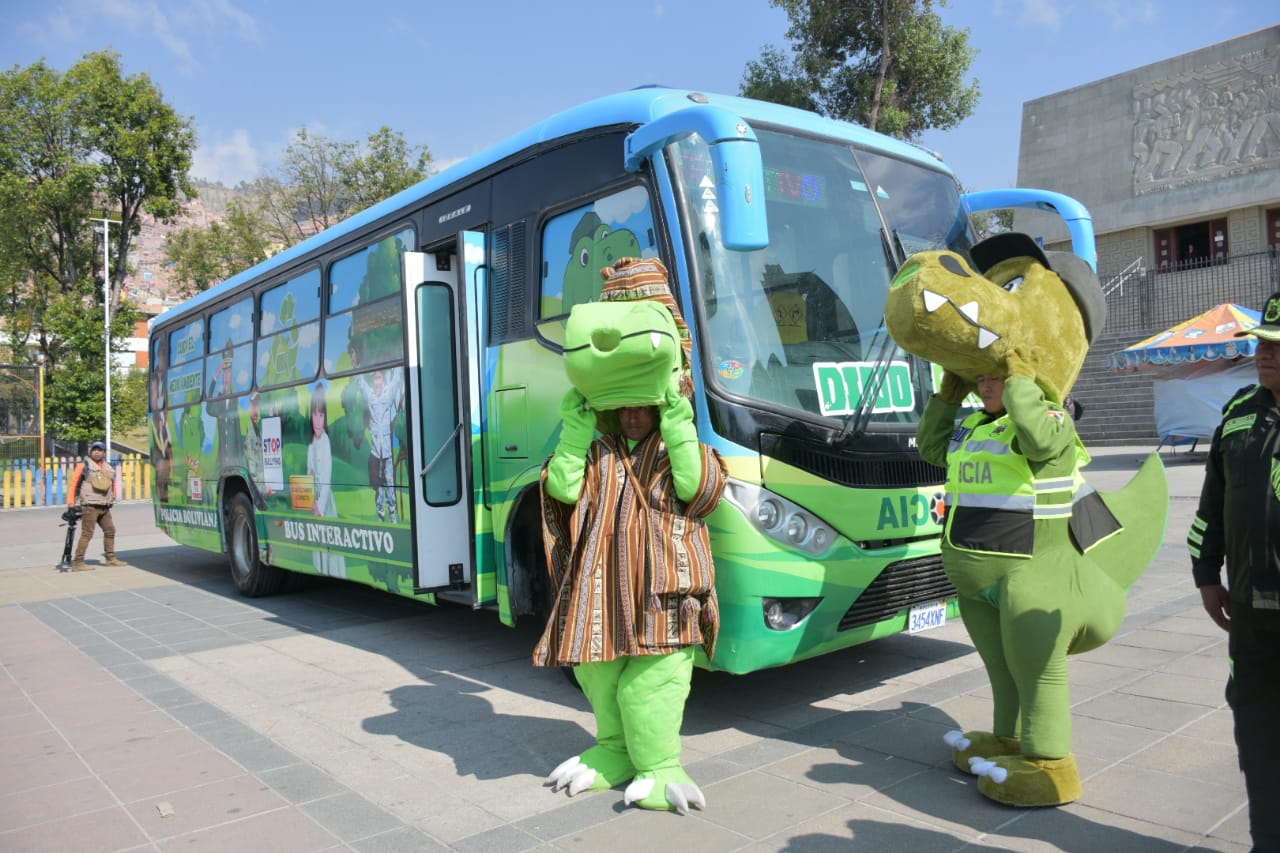Policía activa “Dino Bus” para prevenir la violencia de manera interactiva en colegios