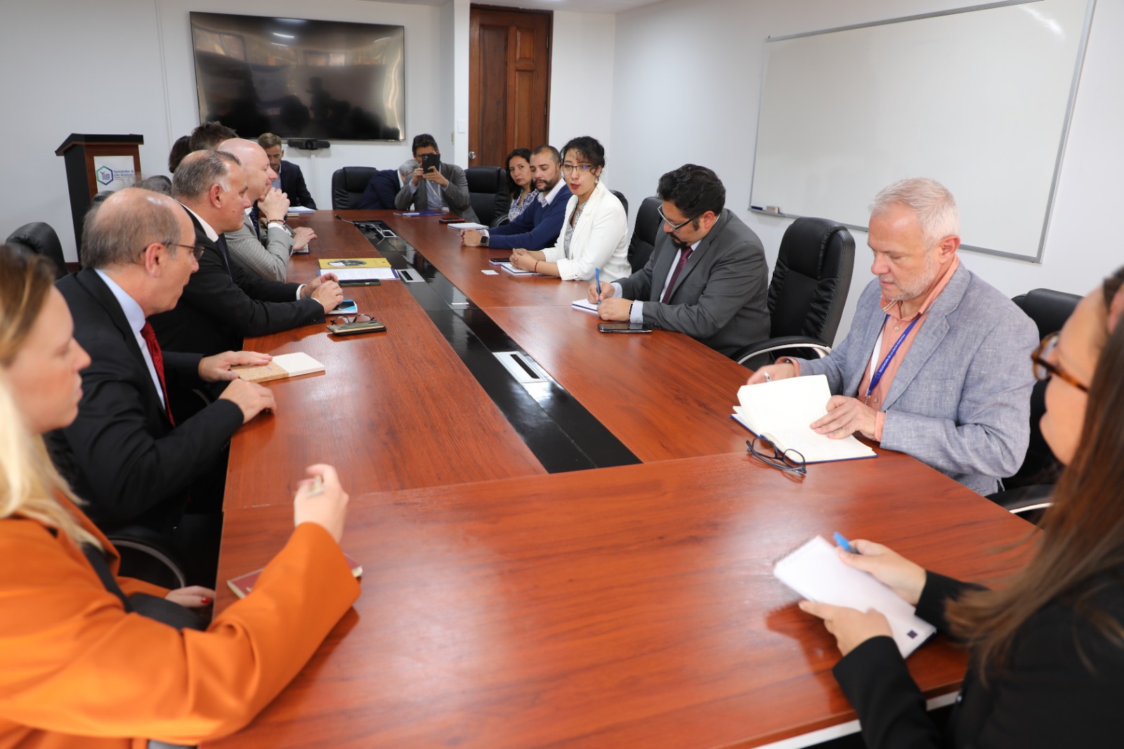 Crece expectativa de países europeos interesados en el litio boliviano