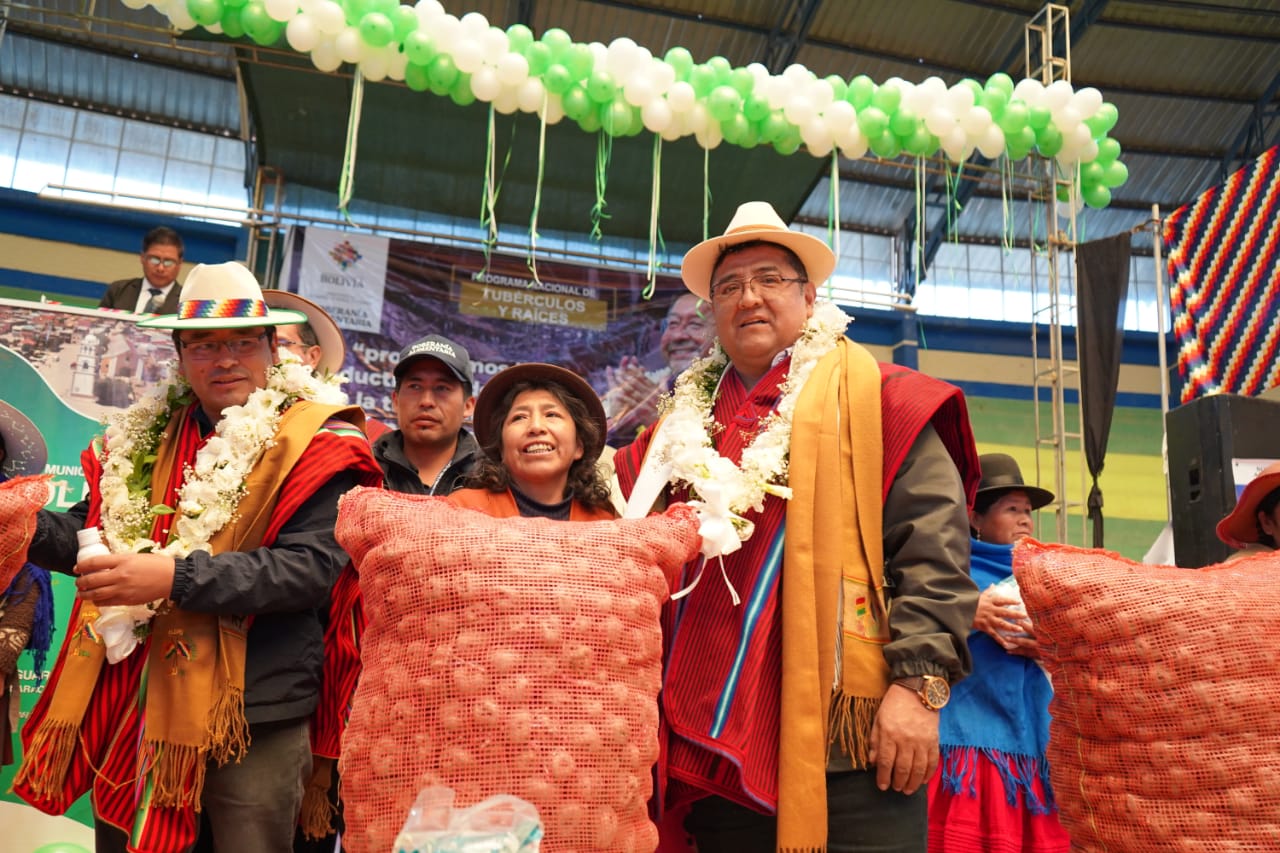 Entregan insumos agrícolas, semillas de papa y zanahoria a 2.490 familias productoras de tres municipios de Oruro