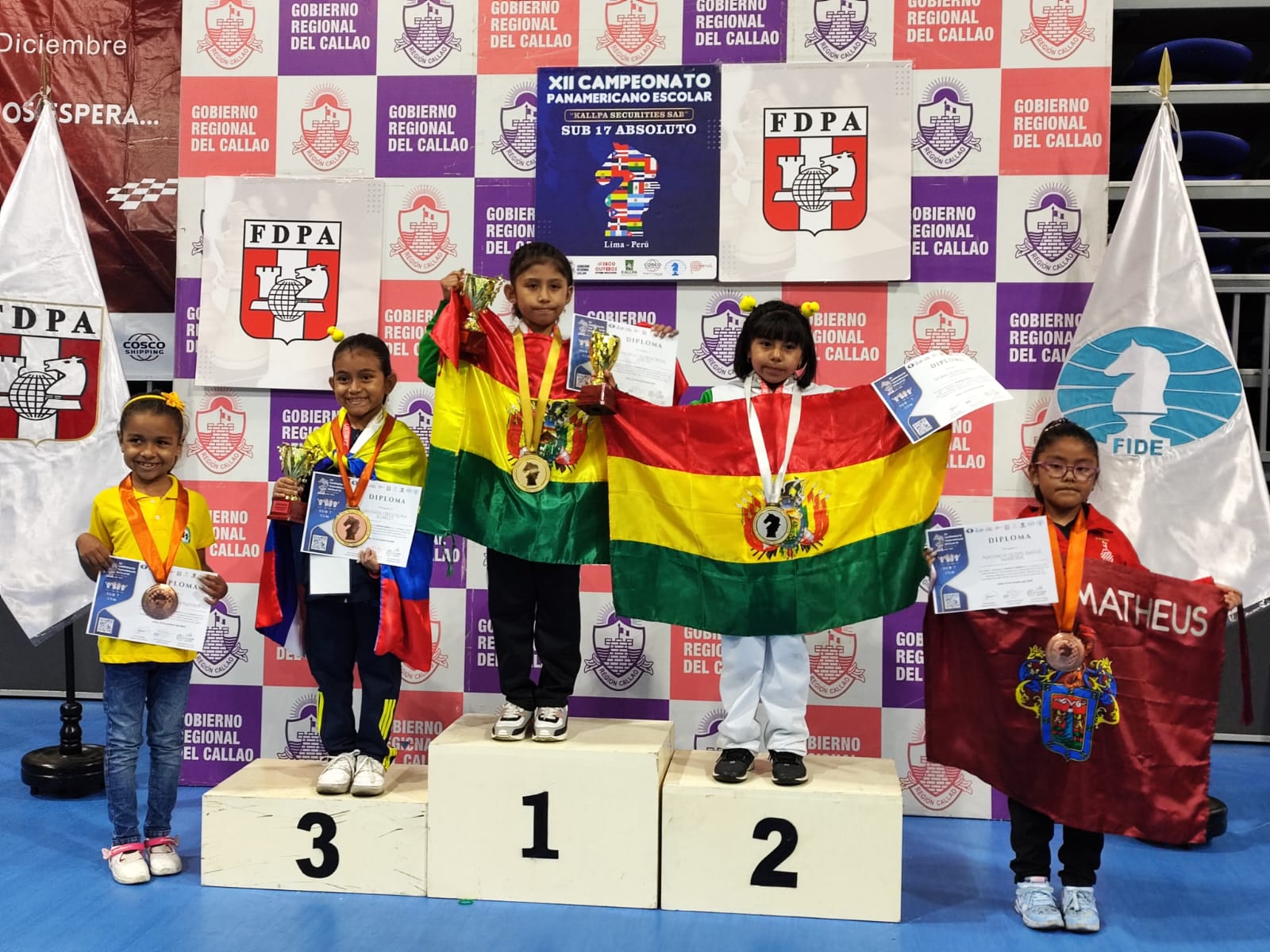 Arce felicita a los medallistas de oro, plata y bronce en eI Campeonato Panamericano Escolar de Ajedrez en Perú