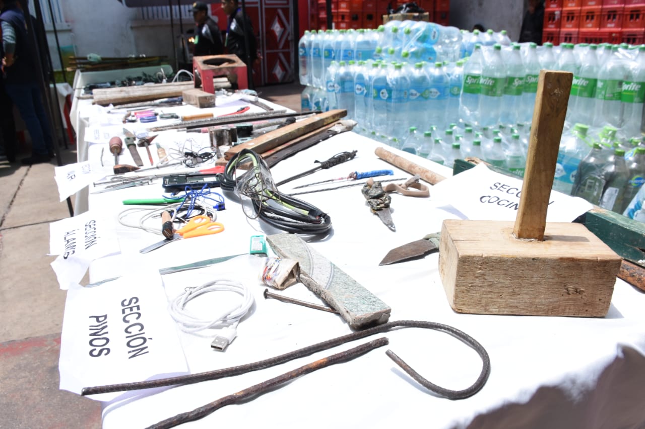 Presos de la cárcel de San Pedro entregan voluntariamente celulares y armas punzocortantes