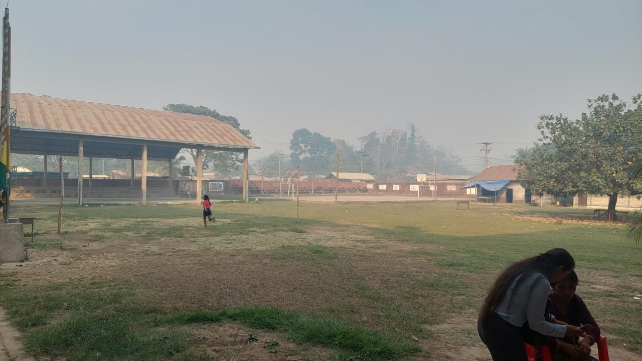 Más de 80 unidades educativas del norte de La Paz suspenden actividades escolares por incendios y humaredas