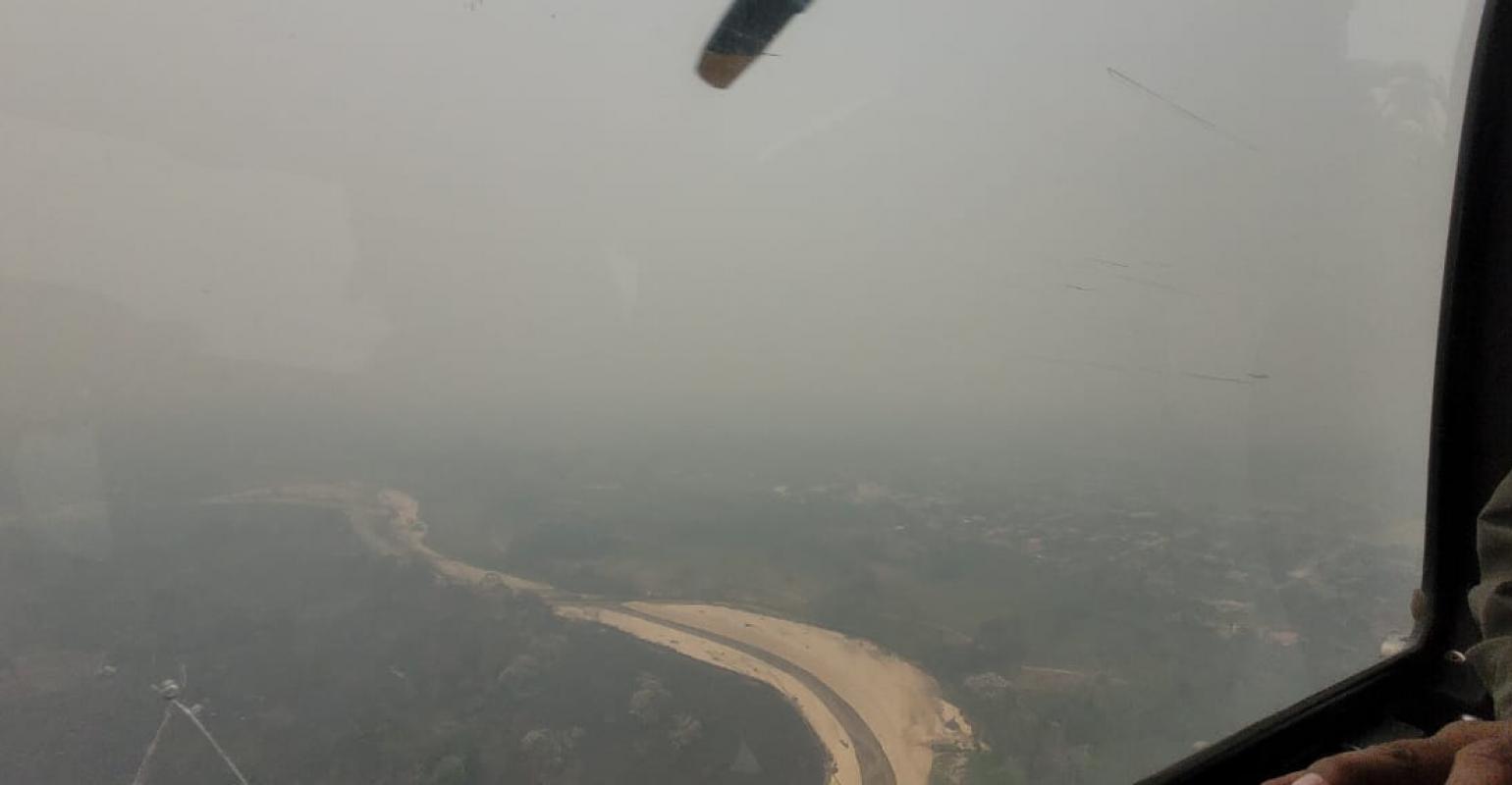 Ministro Novillo evalúa vía aérea situación de incendios en Cochabamba y Santa Cruz para planificar acciones de mitigación