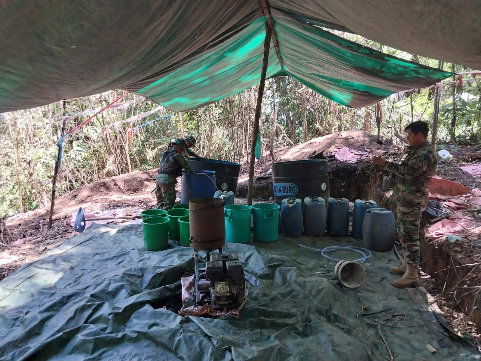 Destruyen 15 fábricas móviles de cocaína y aprehende a dos personas en el Trópico de Cochabamba