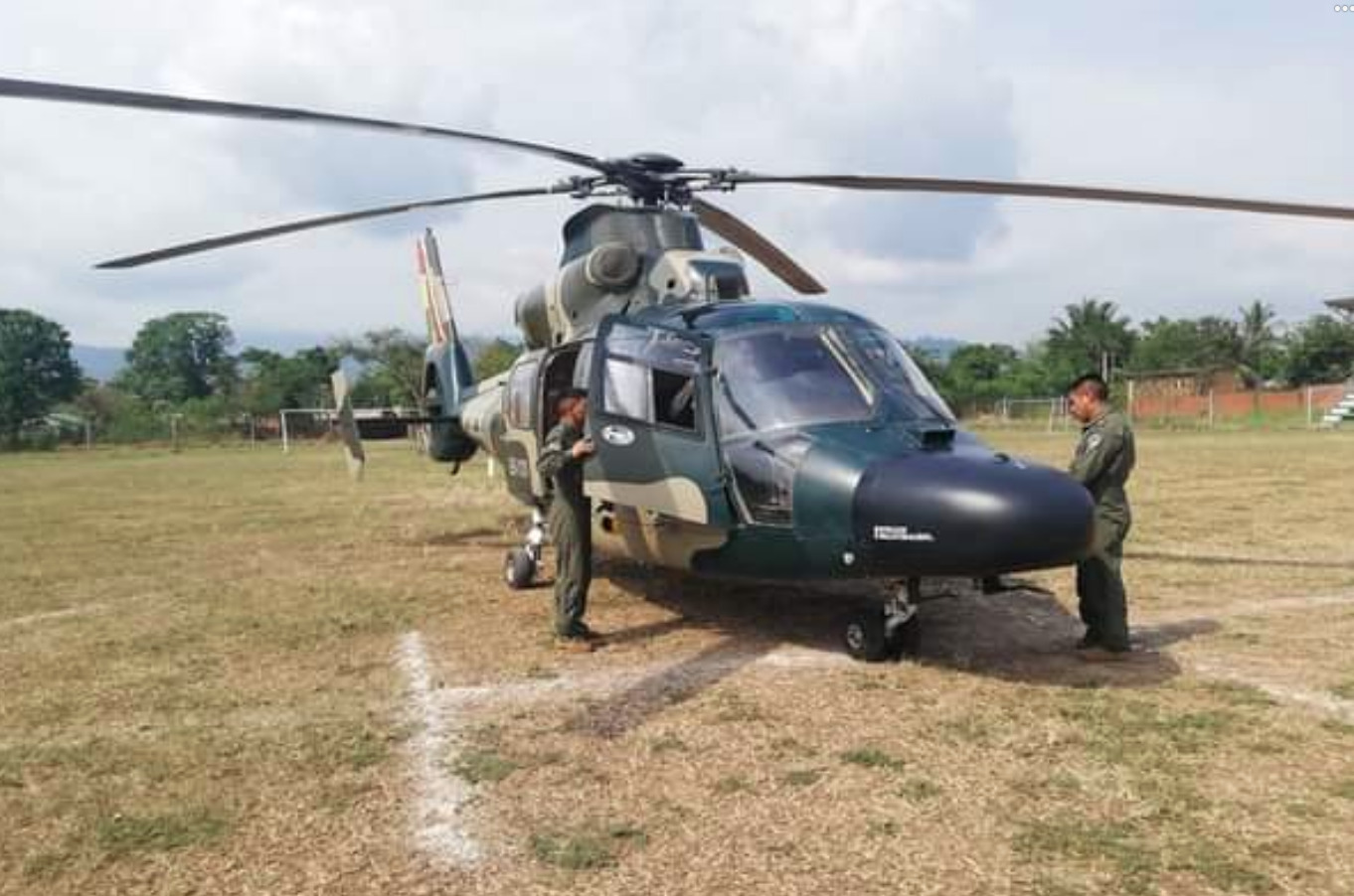 Defensa Civil desplaza otro helicóptero para apoyar en trabajos de sofocación de incendios a Palos Blancos