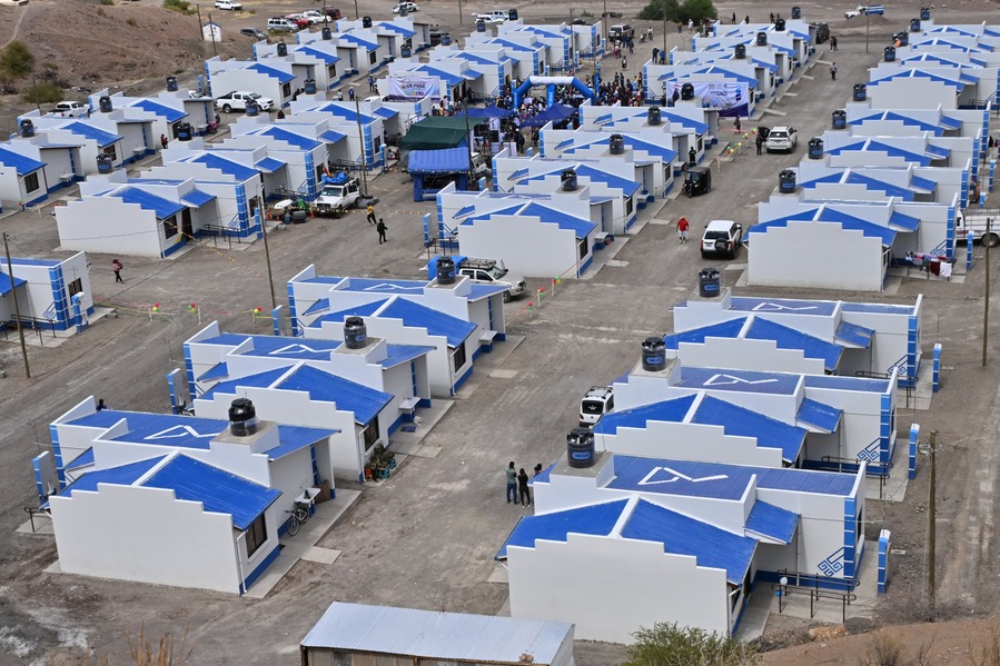 Con más de Bs 9 millones de inversión, Arce entrega 43 viviendas, enlosetado y una Radio Base en Tupiza