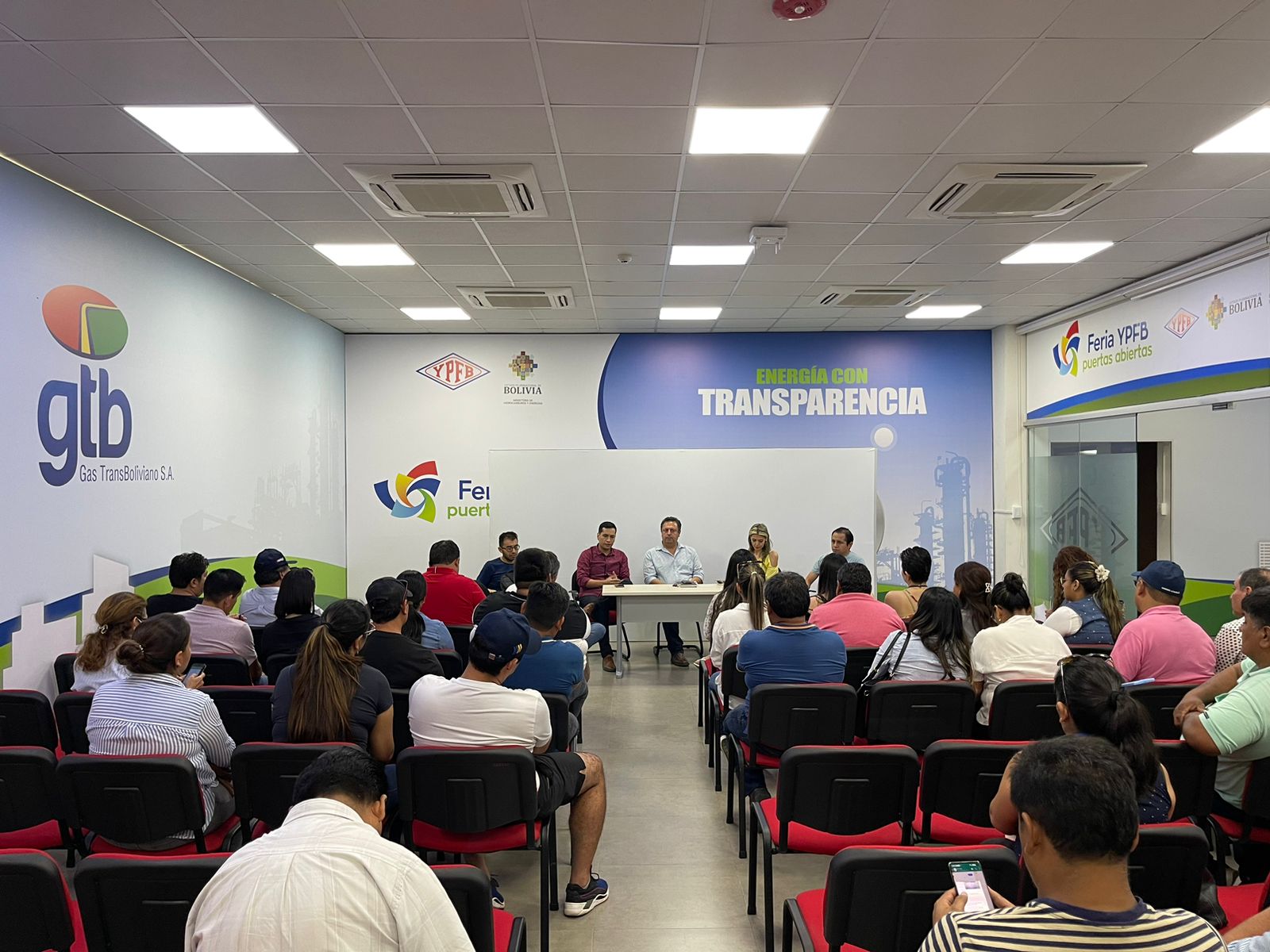 Cisterneros suspenden bloqueos y YPFB distribuirá la carga entre oriente y occidente